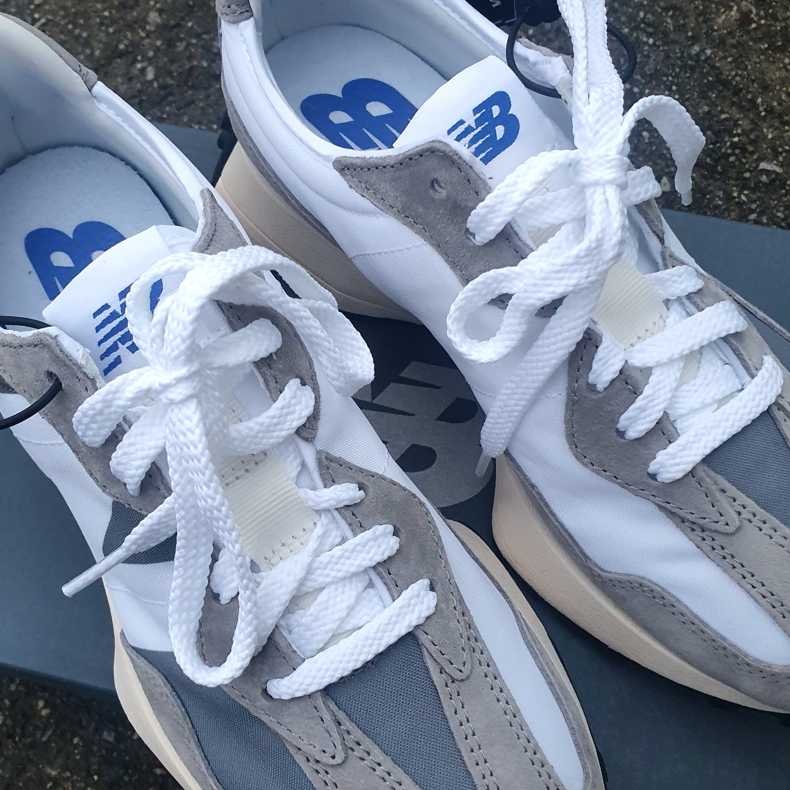 New Balance 327 Grey 착용 스타일 - 1