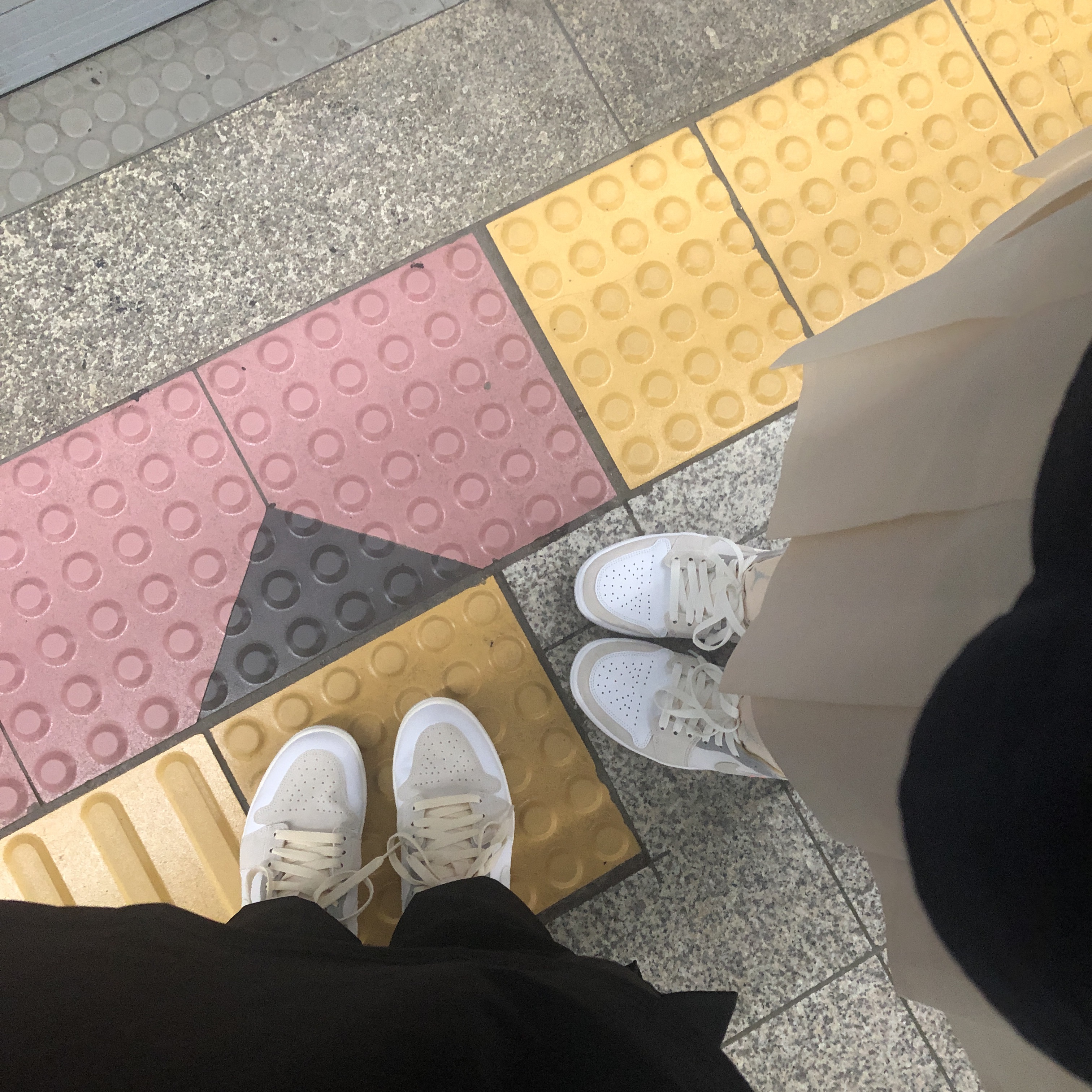 Jordan 1 Mid SE Craft White and Phantom, Jordan 1 Low SE Craft White and Phantom 착용 스타일 - 4