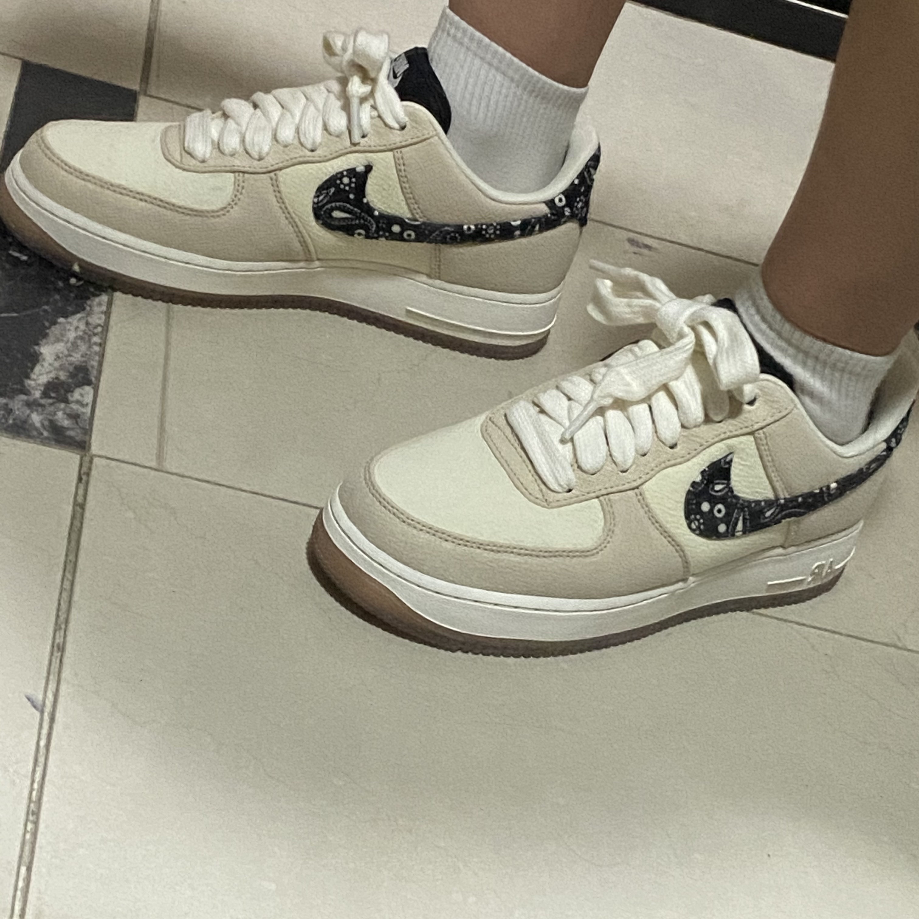 Nike Air Force 1 '07 LV8 Paisley Swoosh 착용 스타일 - 2