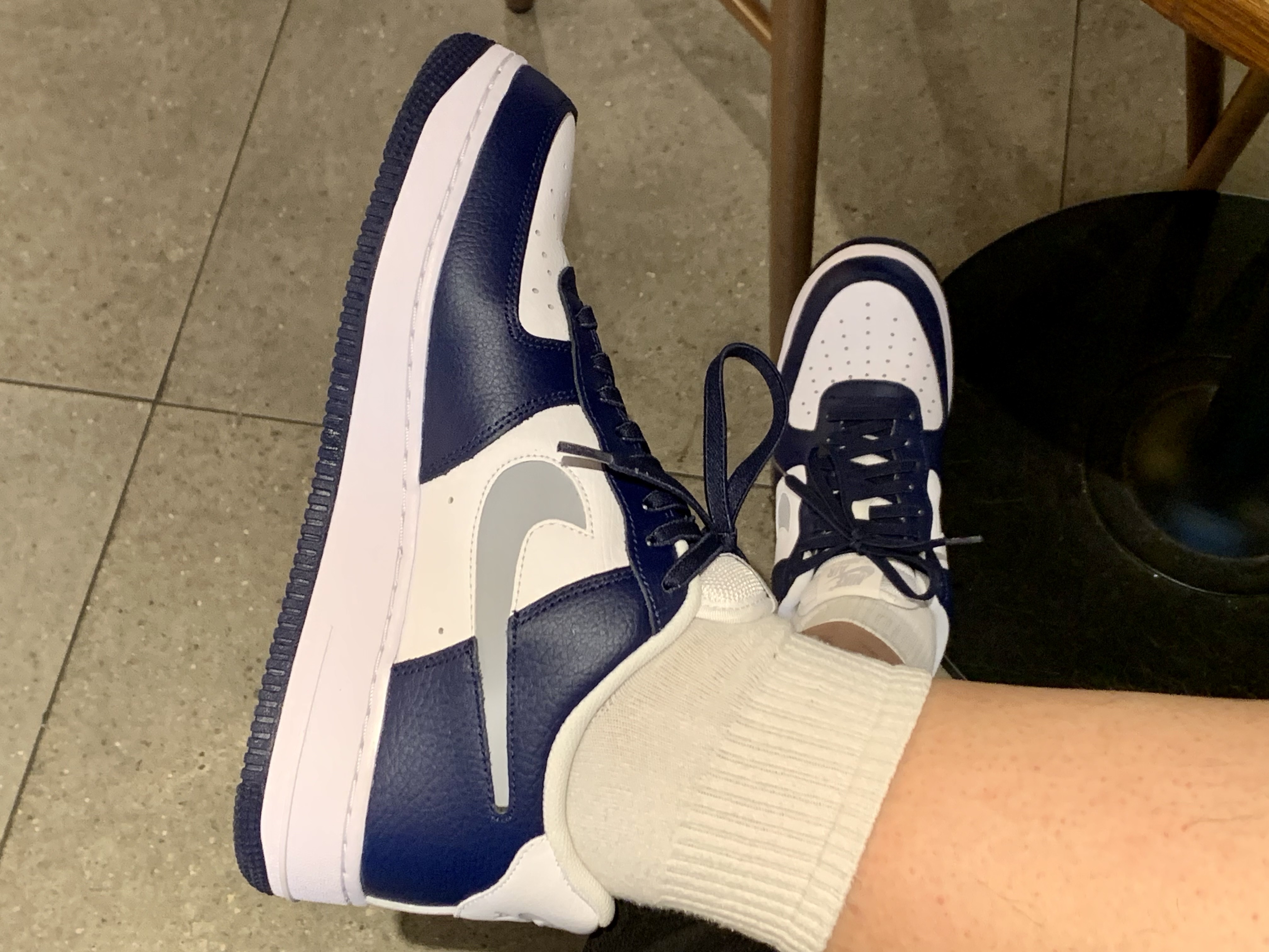 Nike Air Force 1 '07 Cut Out Swoosh Midnight Navy 착용 스타일 - 4