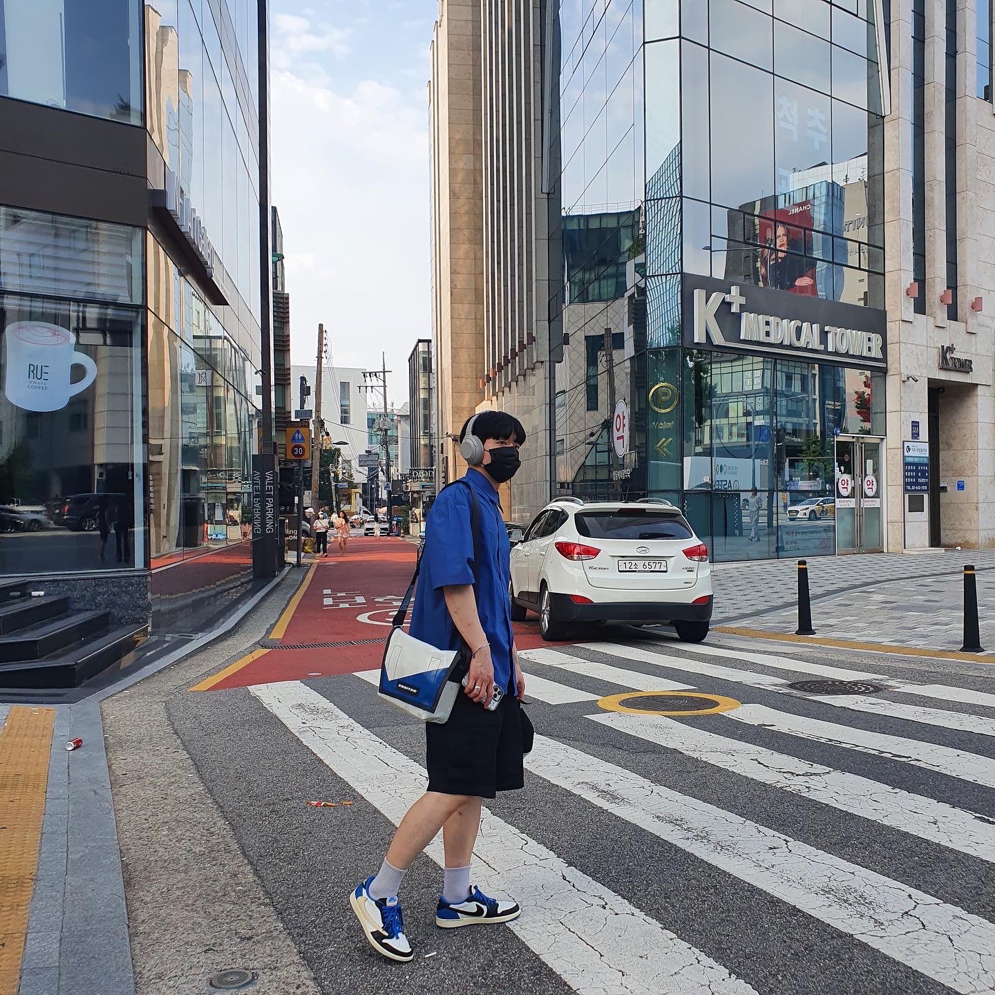 Jordan 1 x Travis Scott x Fragment Retro Low OG SP Military Blue, Casetify x Ader Error Ader Sticker iPhone Case 착용 스타일 - 1