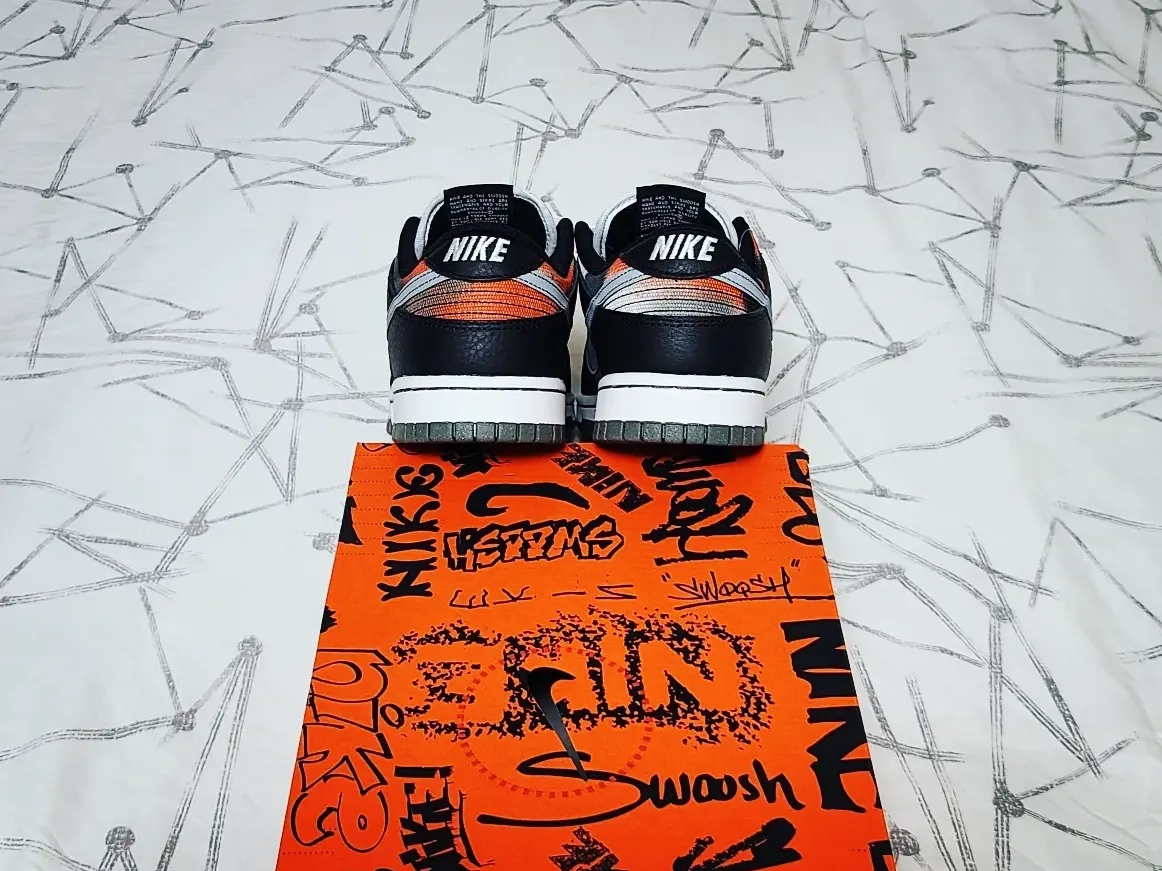Nike Dunk Low Retro PRM Black and Tumbled Grey 착용 스타일 - 5