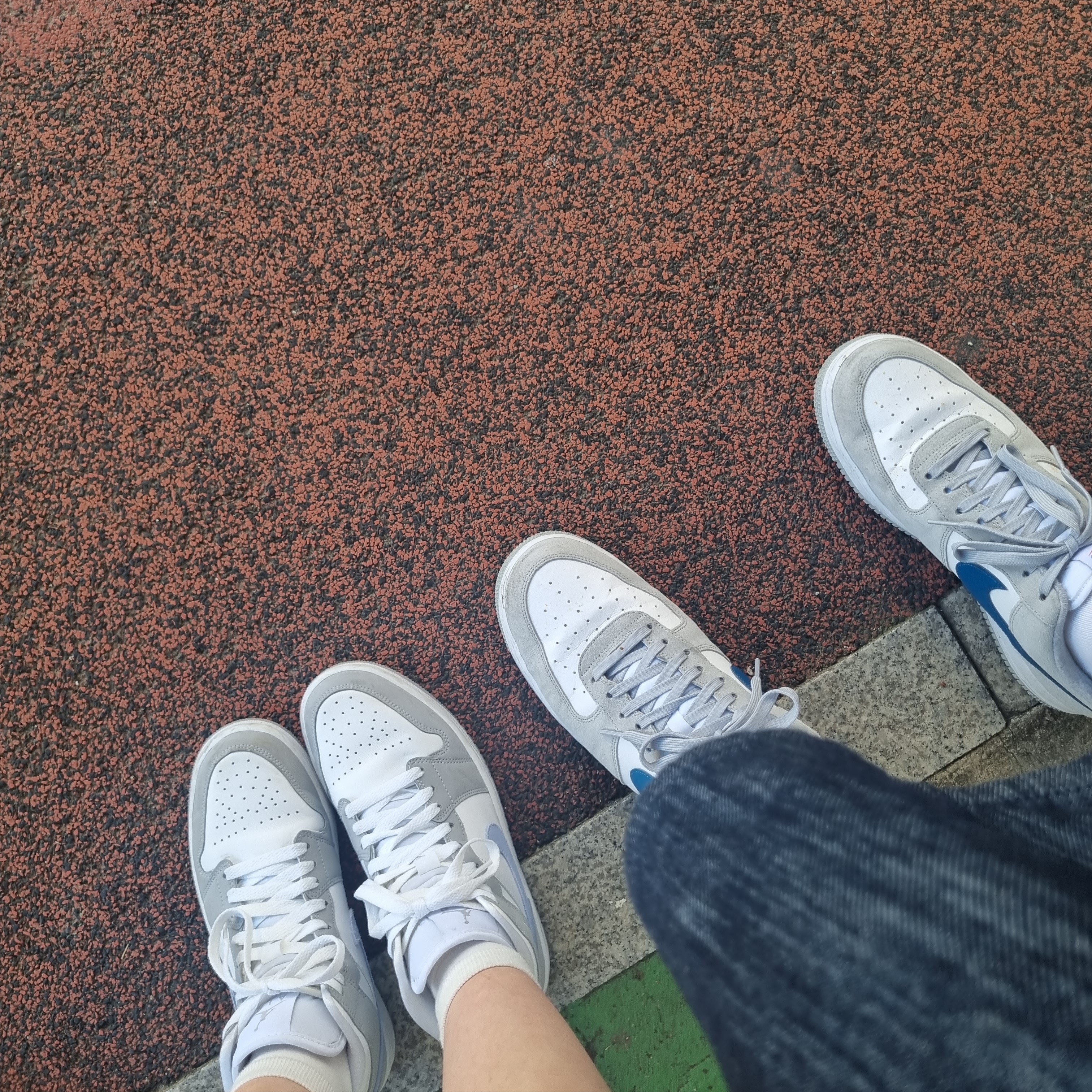 (W) Jordan 1 Mid Wolf Grey, Nike Air Force 1 '07 LV8 Athletic Club Light Smoke Grey Marina 착용 스타일 - 1