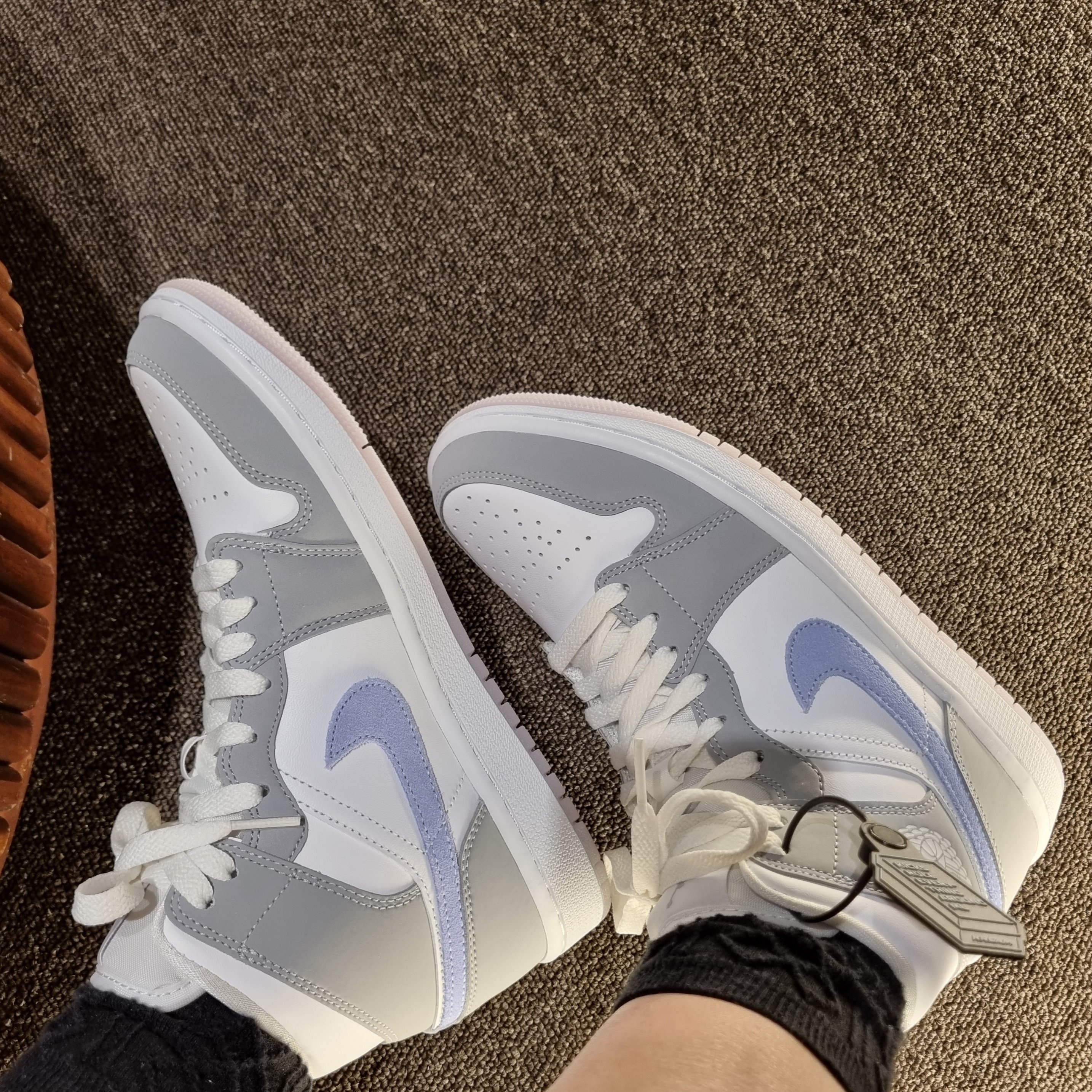 (W) Jordan 1 Mid Wolf Grey, Nike Air Force 1 '07 LV8 Athletic Club Light Smoke Grey Marina 착용 스타일 - 3