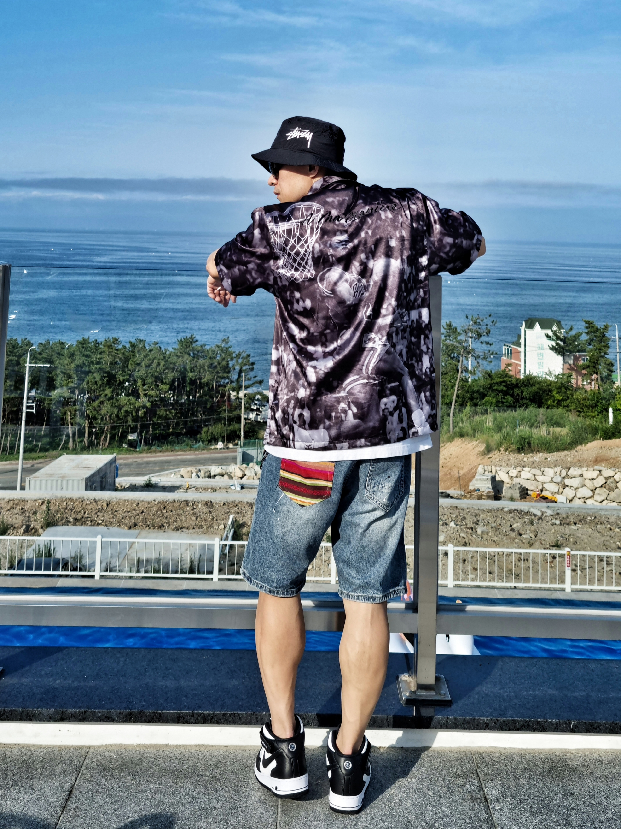 Nike x Stussy Bucket Hat Black, Jordan x A Ma Maniere Satin Button Up Shirt Black - Asia 착용 스타일 - 2