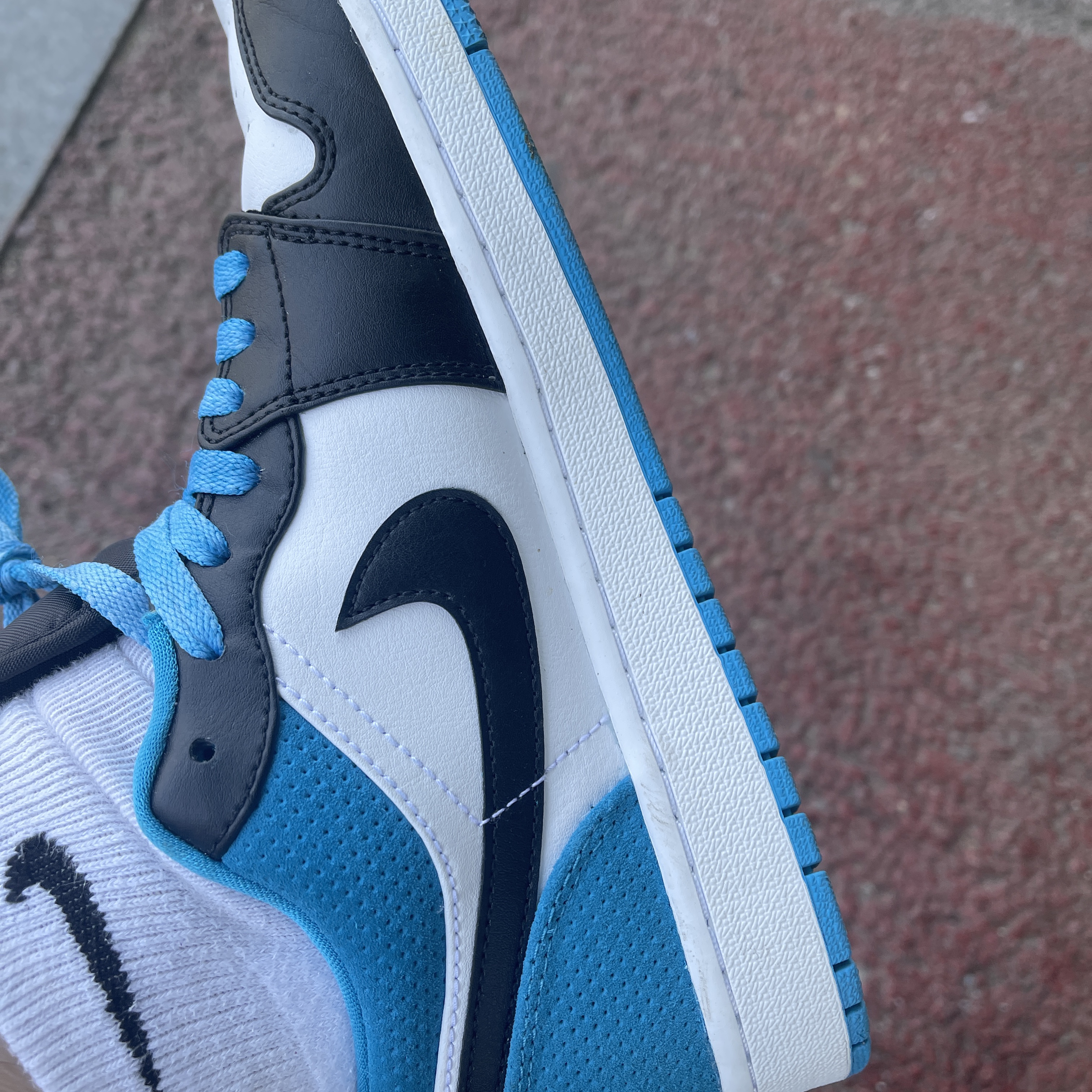 Jordan 1 Low SE Laser Blue 착용 스타일