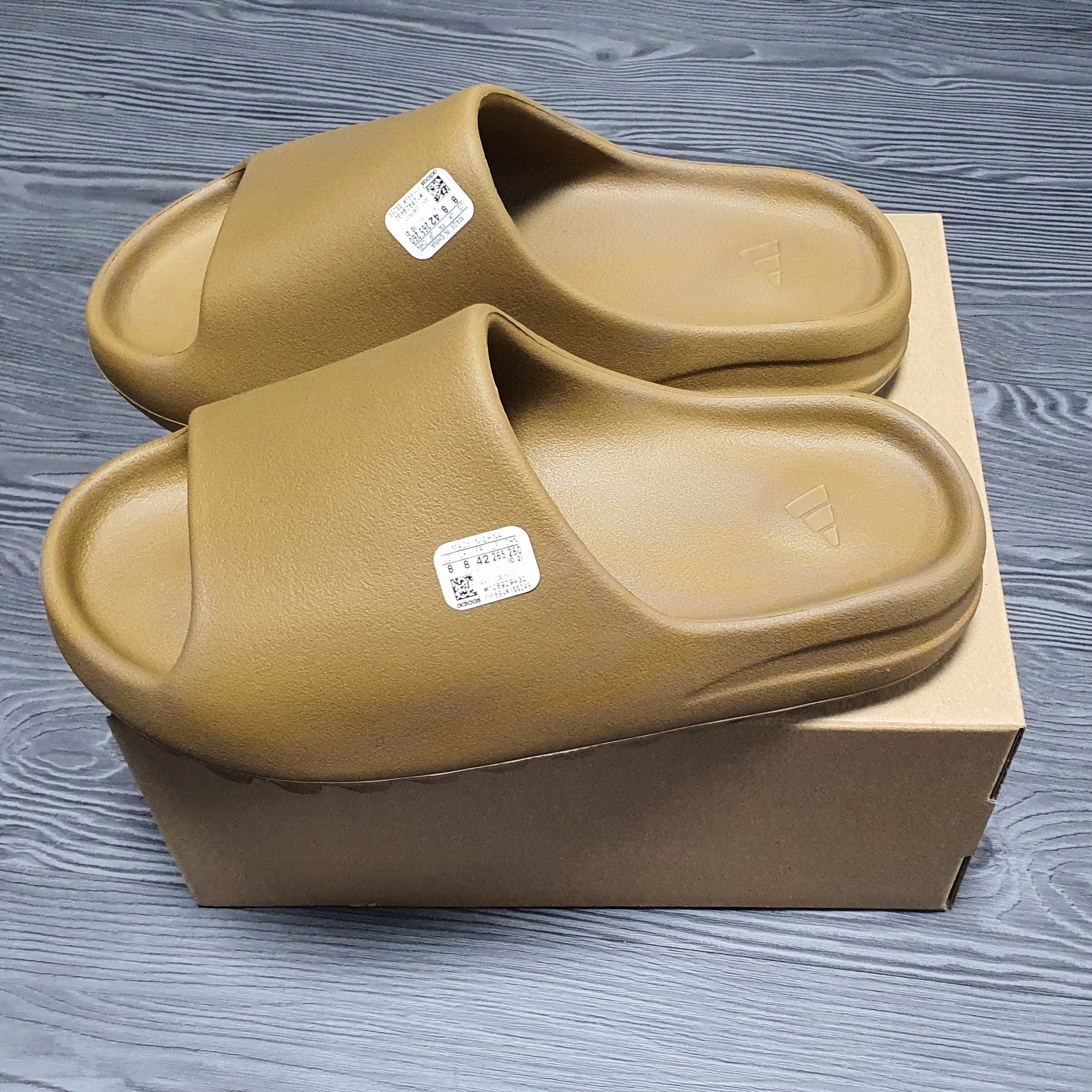 Adidas Yeezy Slide Ochre 착용 스타일