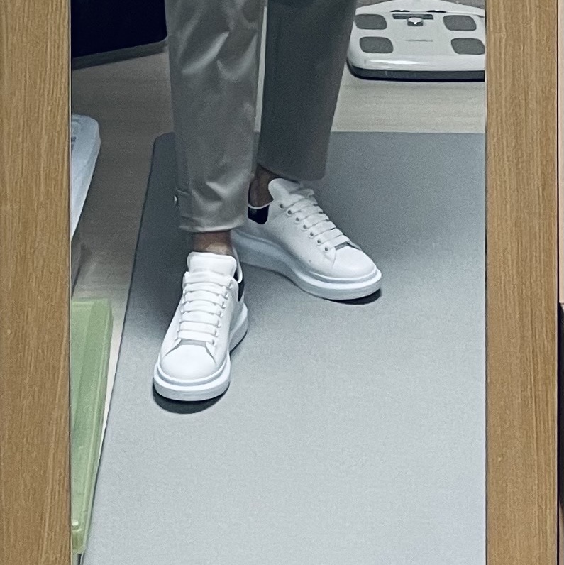 Alexander McQueen Oversized Sneakers White Black 착용 스타일