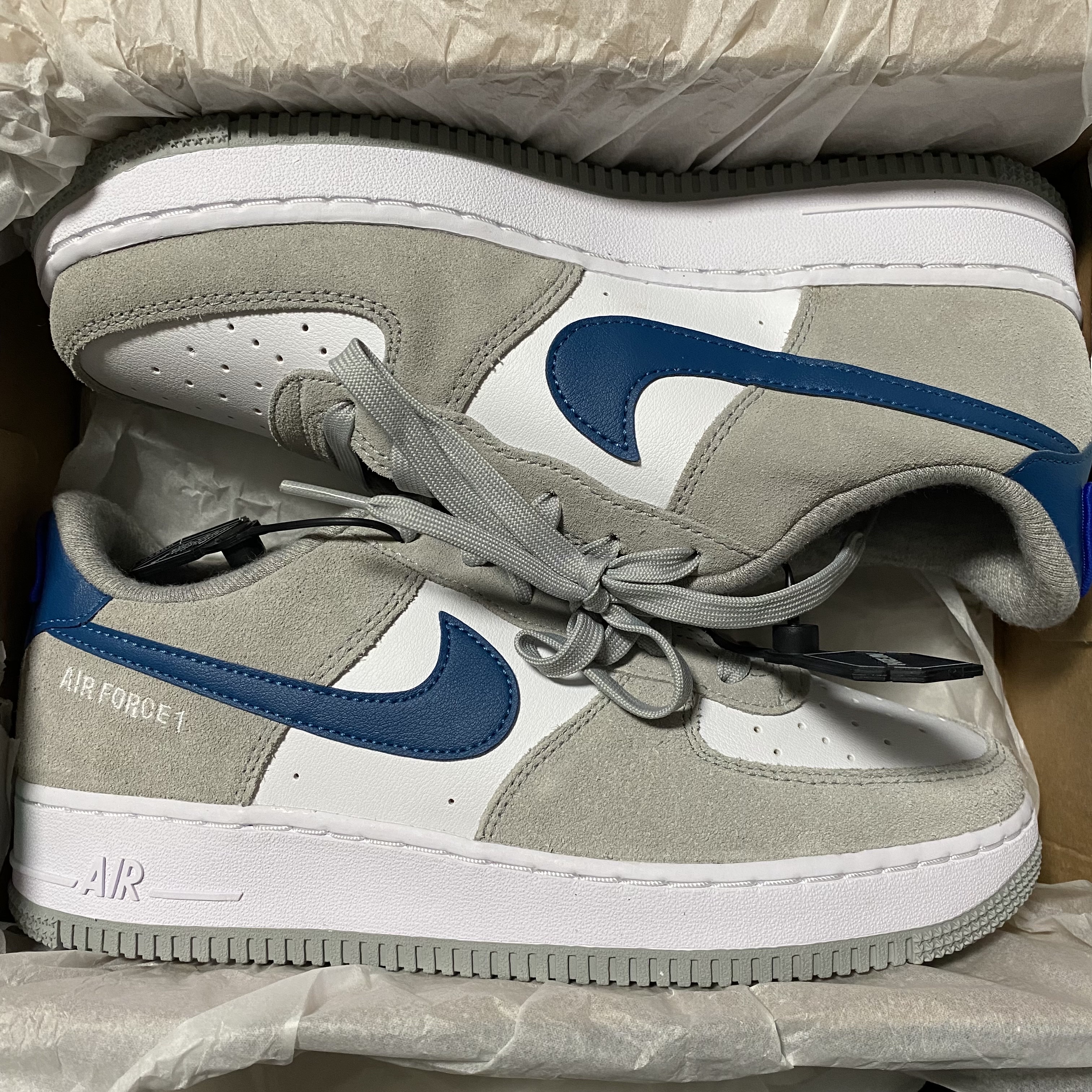 Nike Air Force 1 '07 LV8 Athletic Club Light Smoke Grey Marina 착용 스타일