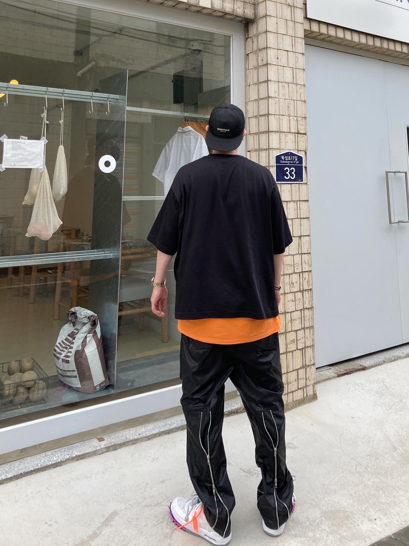 Nike x Off-White Air Force 1 Mid SP White, Essentials x New Era Retro Crown Strapback Black 착용 스타일 - 5