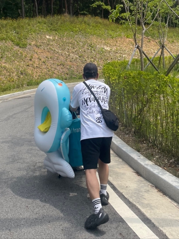 Adidas Yeezy Foam RNNR Onyx, Essentials The Core Collection Sweatshorts Stretch Limo 착용 스타일 - 2