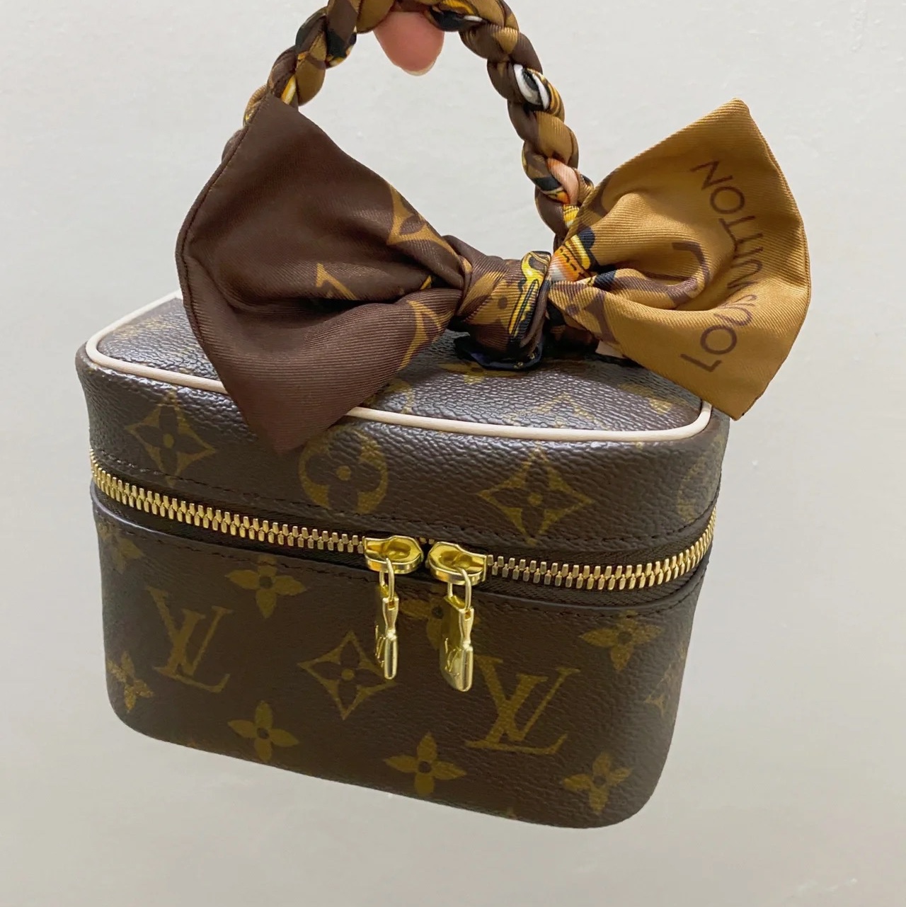 Louis Vuitton Nice Nano Toiletry Pouch Monogram 착용 스타일 - 1