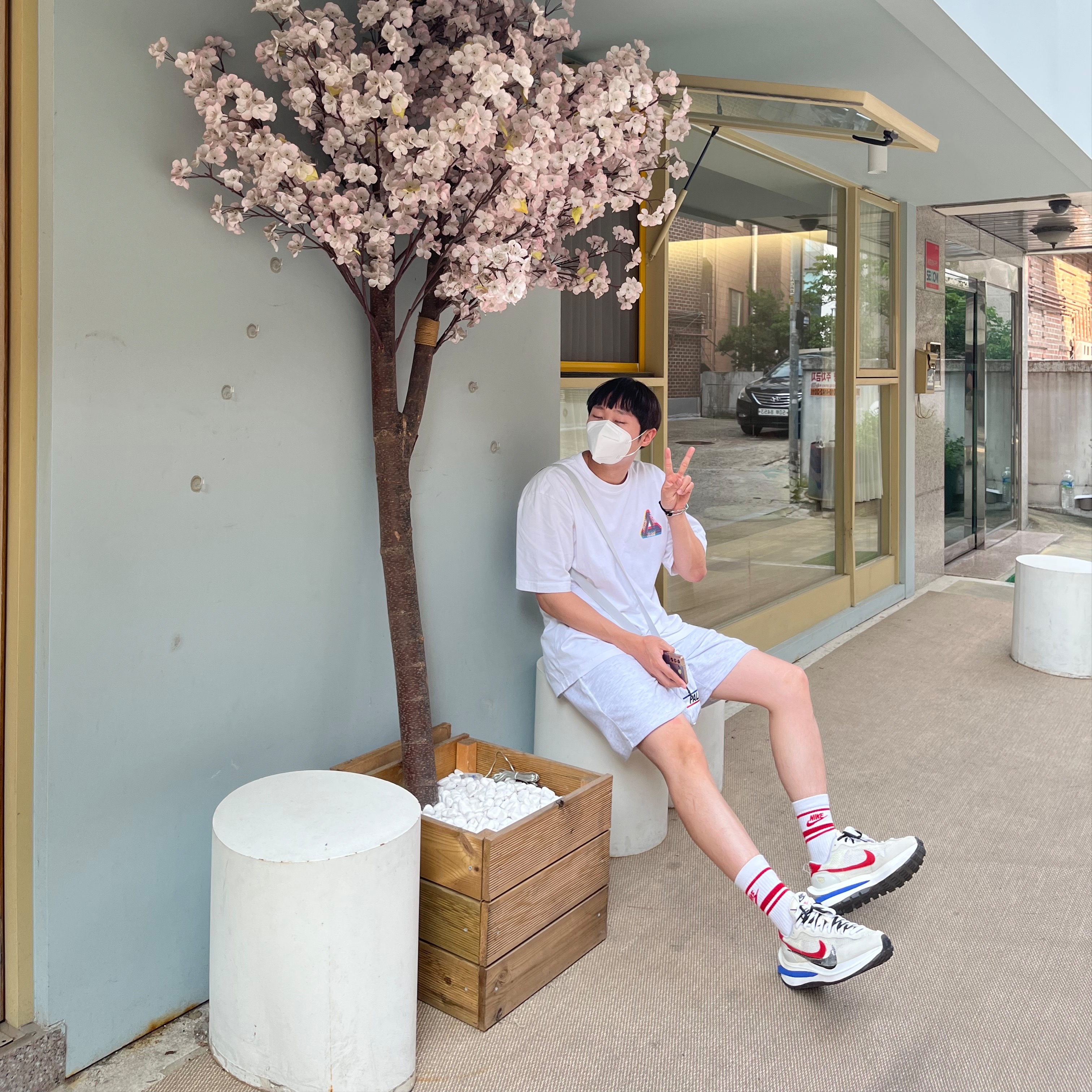 Palace Tri-Ferg Colour Blur T-Shirt White - 20FW, Nike x Sacai VaporWaffle Royal Fuchsia 착용 스타일