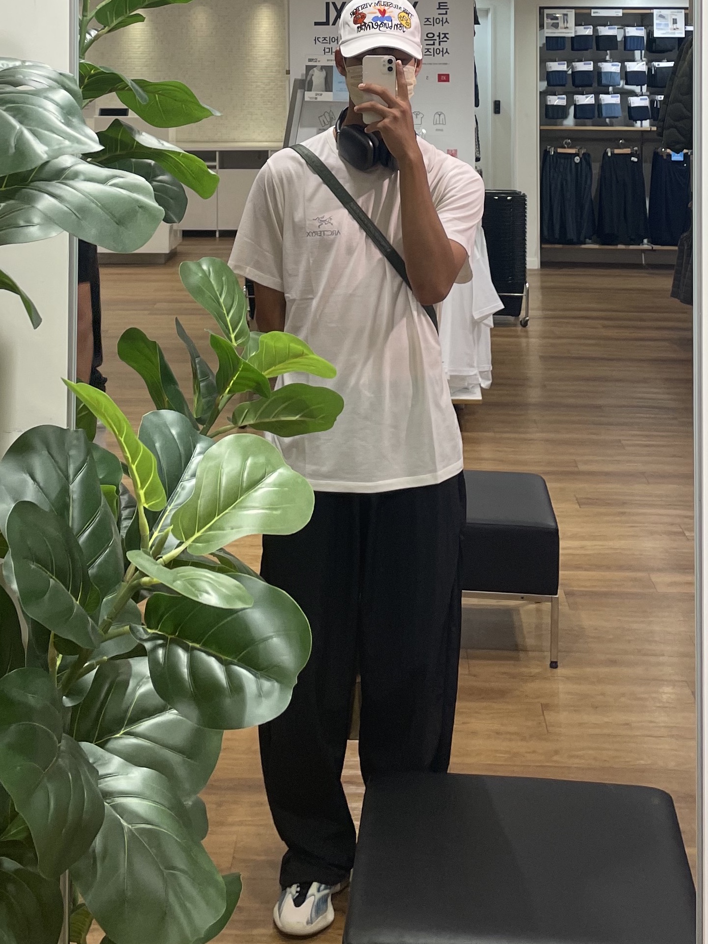 Adidas Yeezy 700 V3 Kyanite, Apple AirPods Max Lightning Space Gray (Korean Ver.) 착용 스타일 - 2
