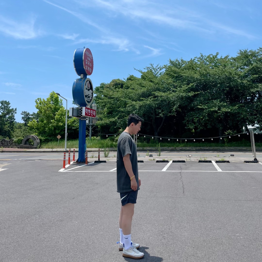 IAB Studio Pigment T-Shirt Black, Nike x Stussy Water Shorts Off Noir 착용 스타일