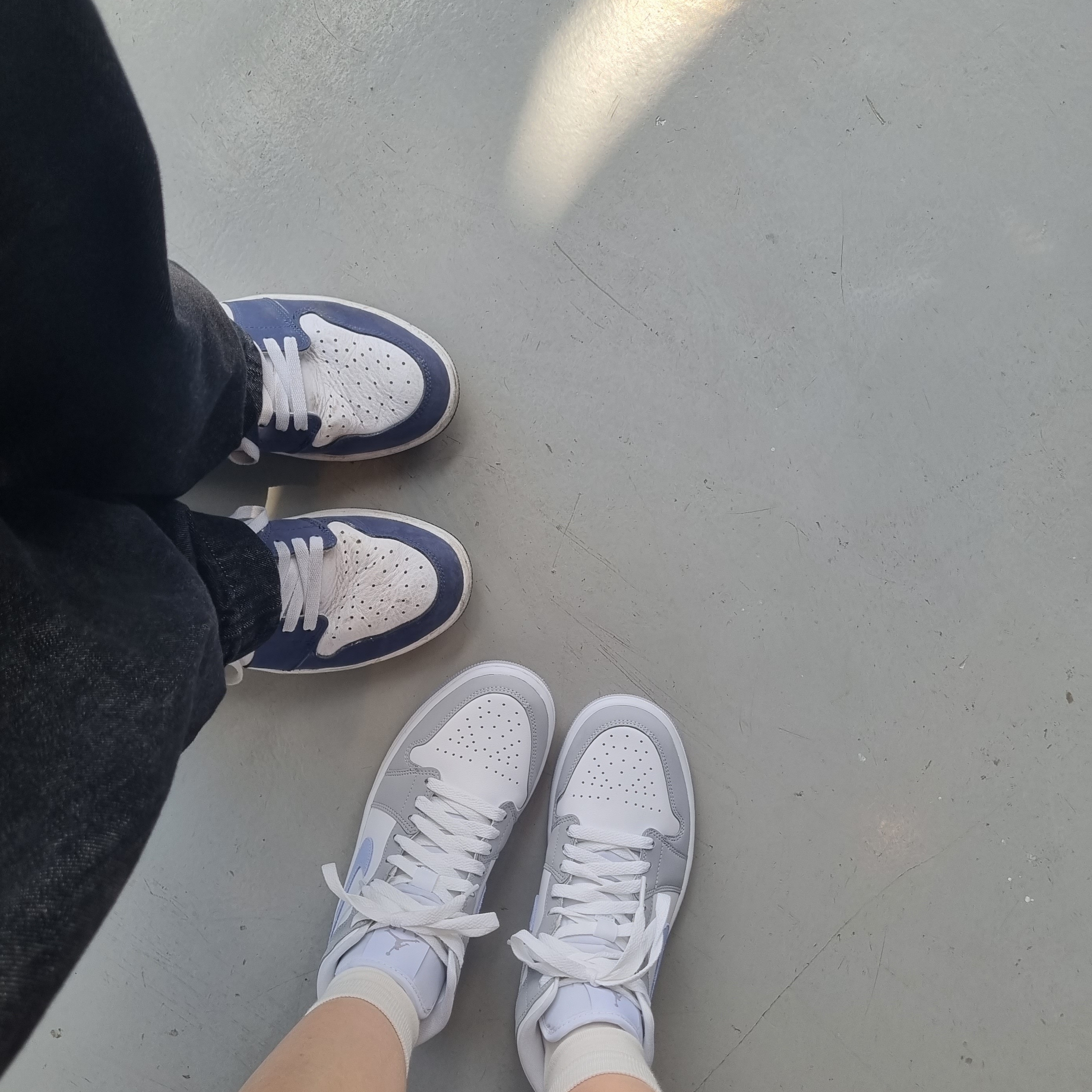 (W) Jordan 1 Mid Wolf Grey, Nike Air Force 1 '07 LV8 Athletic Club Light Smoke Grey Marina 착용 스타일 - 2