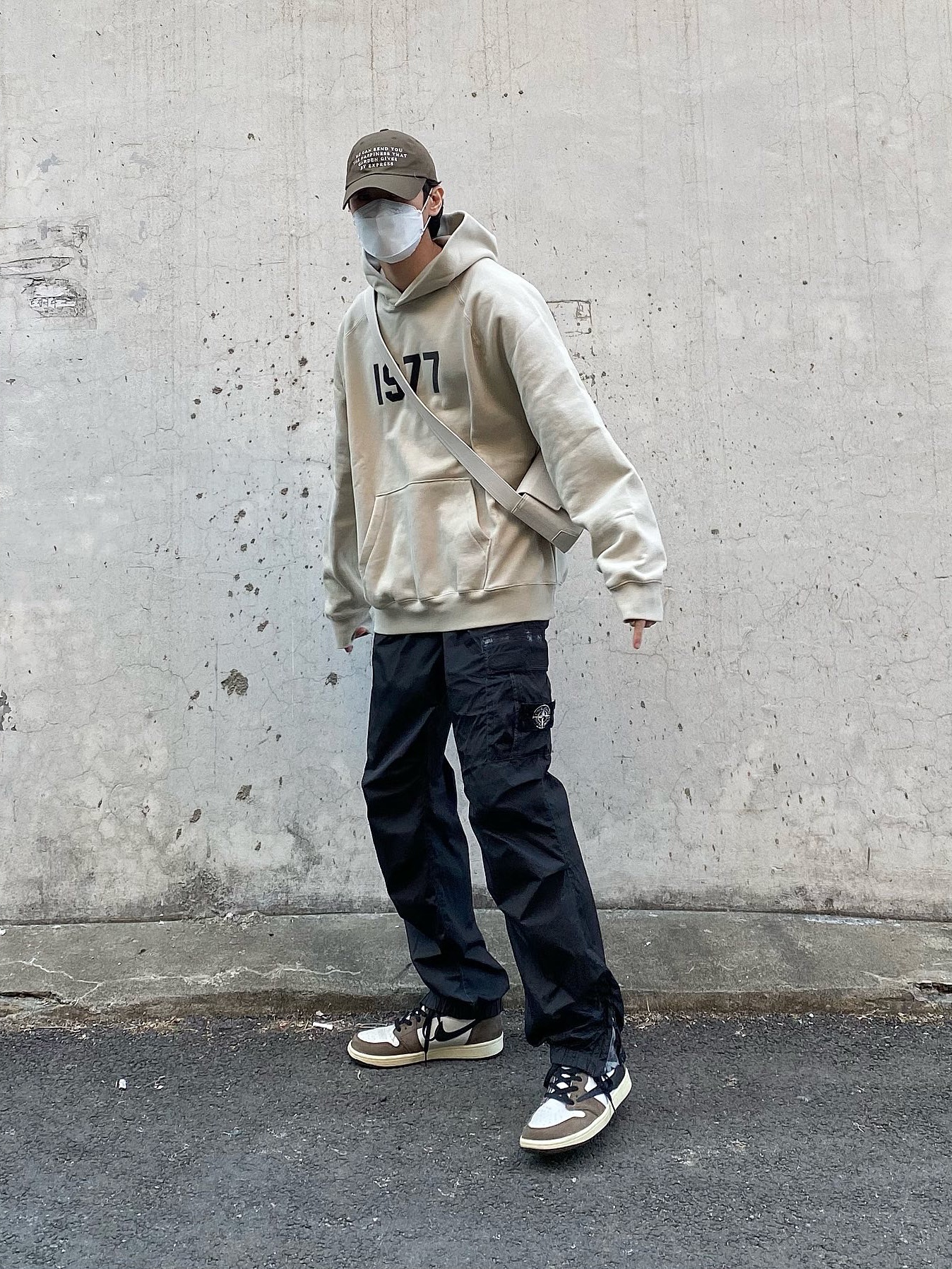 Essentials 1977 Hoodie Wheat - 22SS, Supreme x Stone Island Painted Camo Nylon Cargo Pants Black - 20FW 착용 스타일 - 3