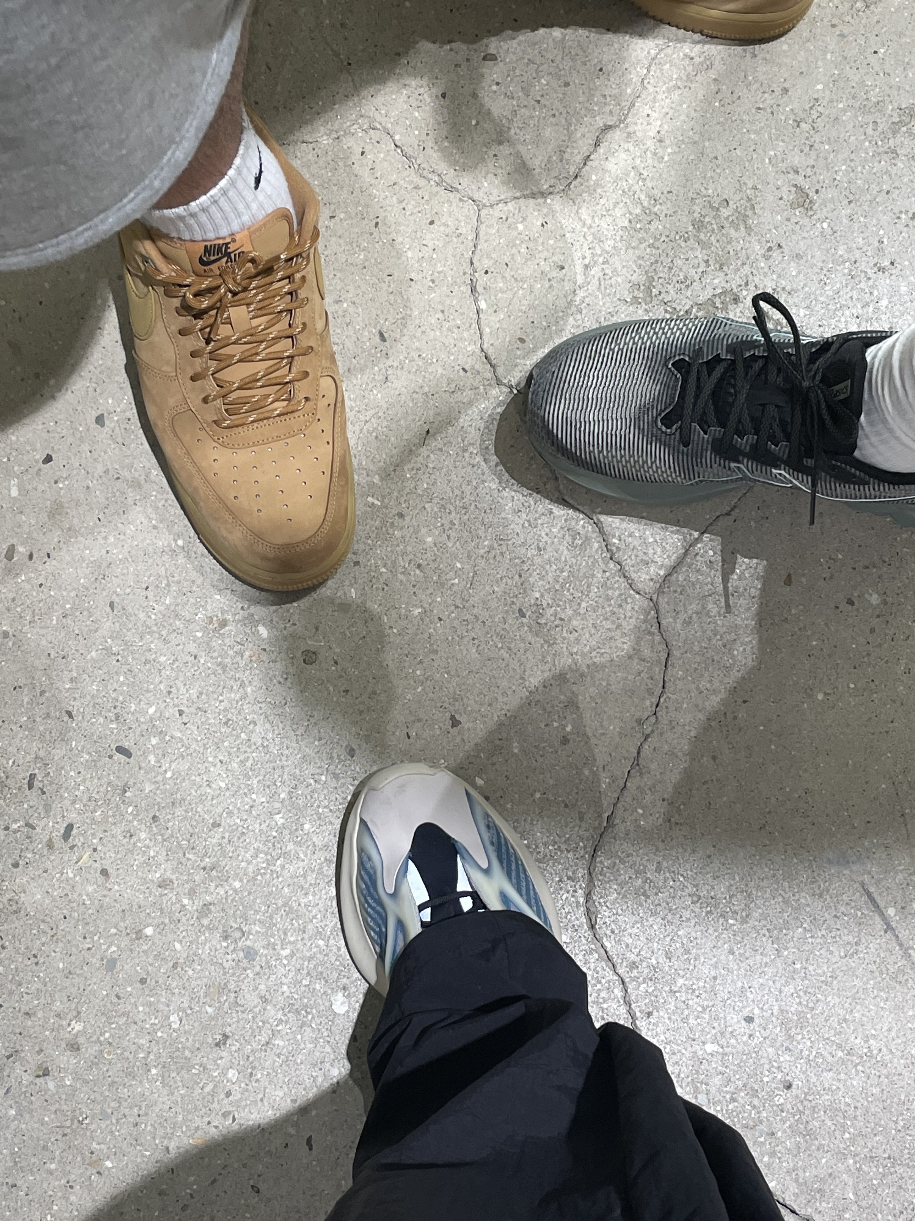 Adidas Yeezy 700 V3 Kyanite, Apple AirPods Max Lightning Space Gray (Korean Ver.) 착용 스타일 - 3