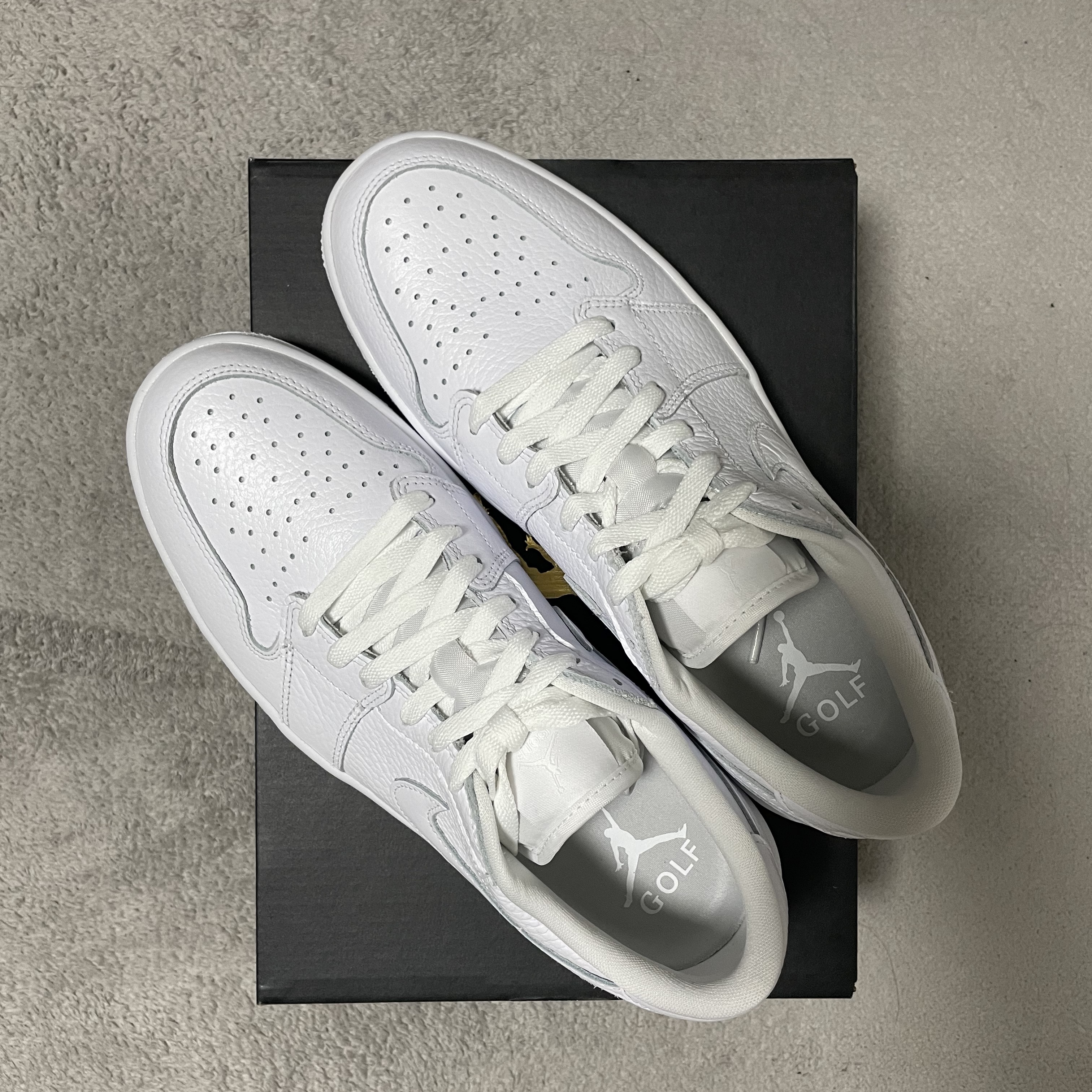 Jordan 1 Low Golf Triple White 착용 스타일 - 2