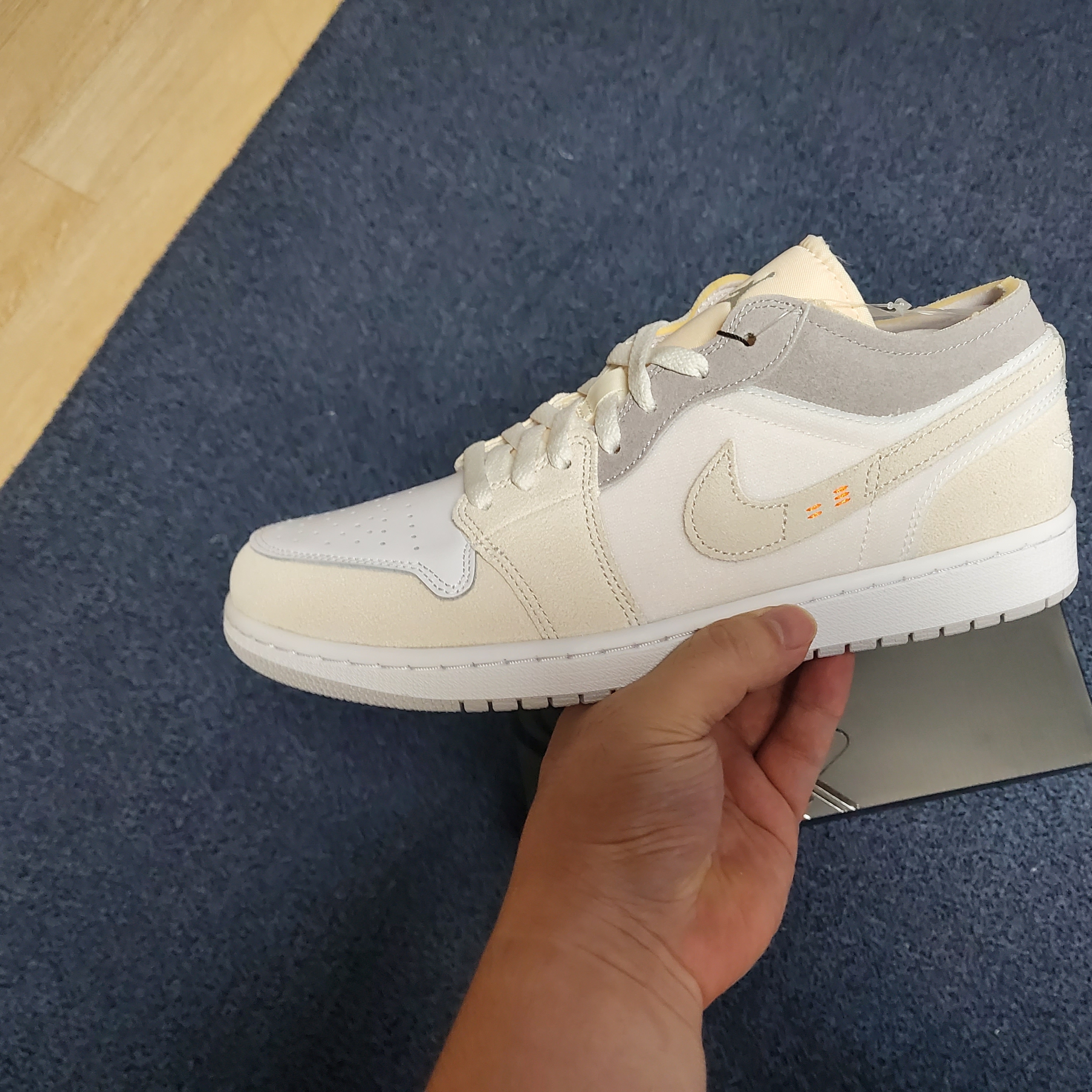 Jordan 1 Low SE Craft White and Phantom 착용 스타일 - 1