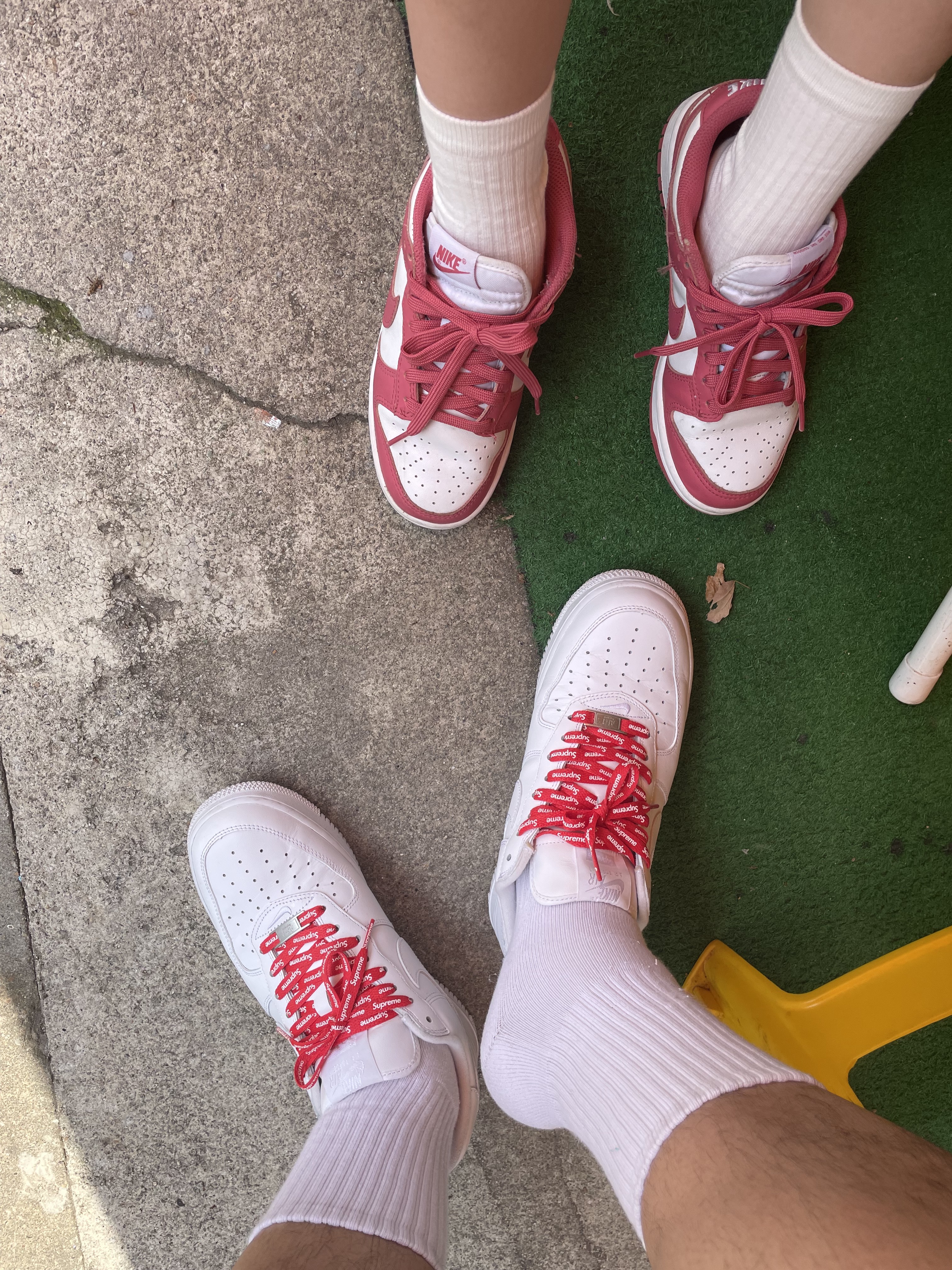 Nike x Supreme Air Force 1 Low White, (W) Nike Dunk Low Archeo Pink 착용 스타일