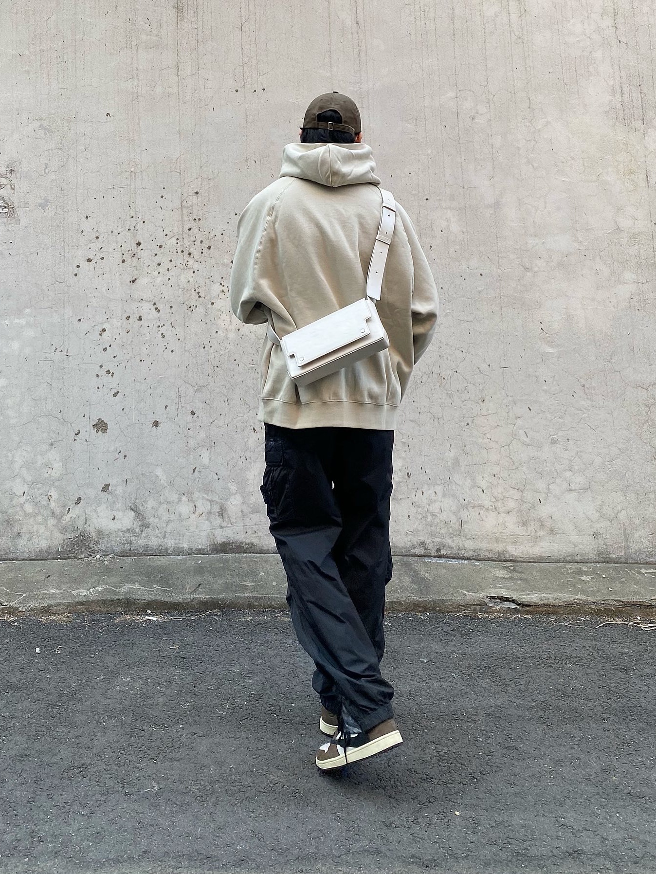 Essentials 1977 Hoodie Wheat - 22SS, Supreme x Stone Island Painted Camo Nylon Cargo Pants Black - 20FW 착용 스타일 - 4