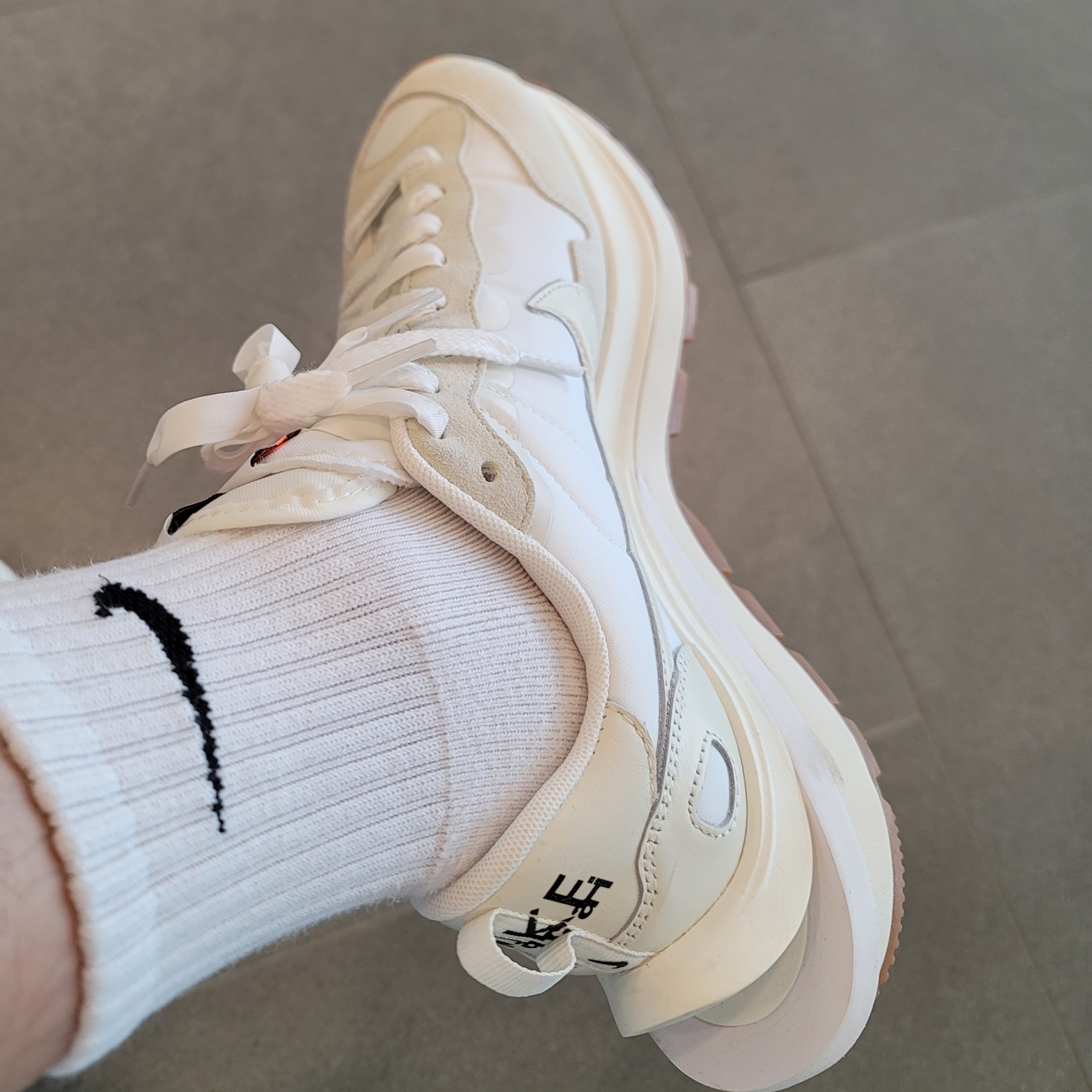 Nike x Sacai VaporWaffle White and Gum 착용 스타일