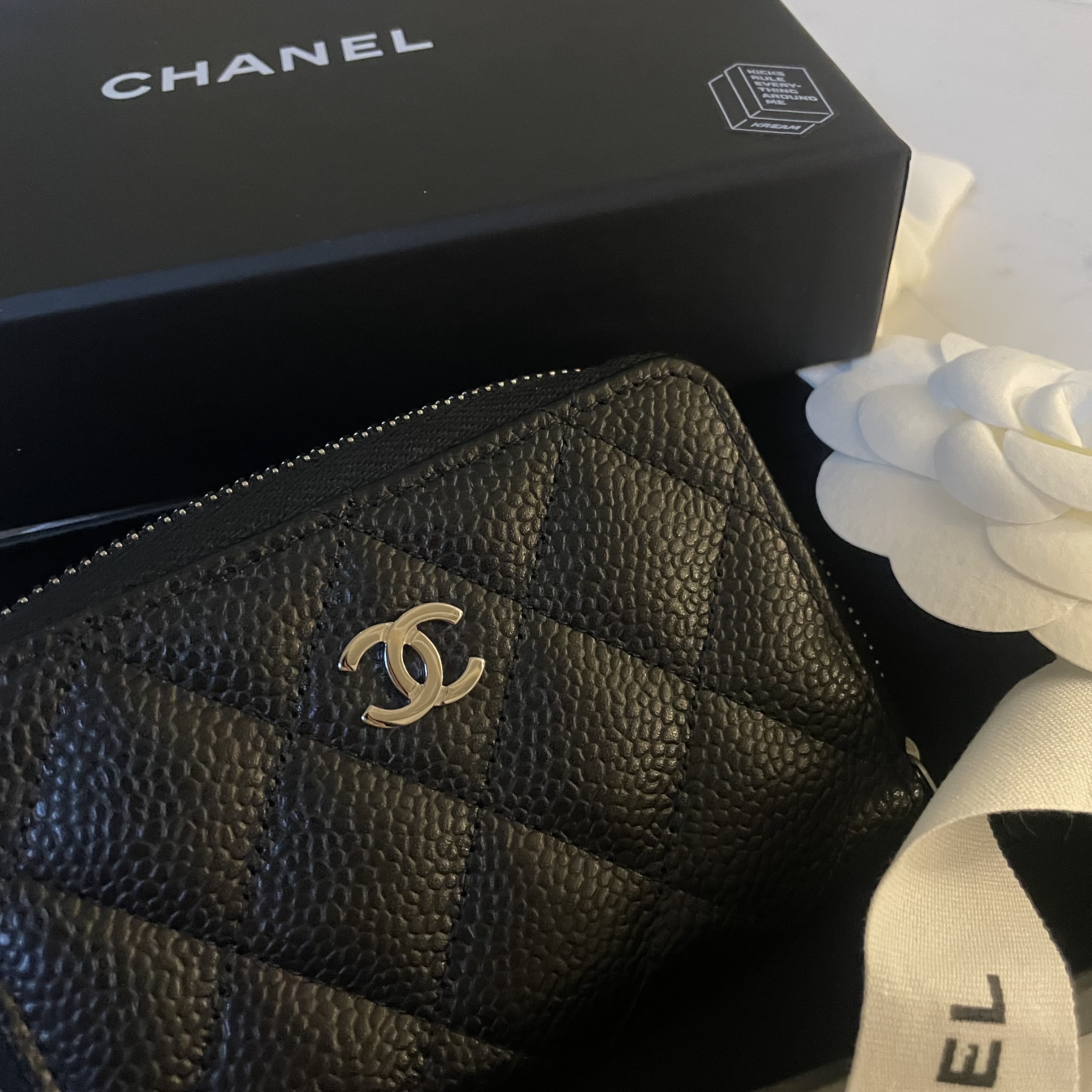 Chanel Classic Zipped Coin Purse Grained Calfskin & Silver Black 착용 스타일