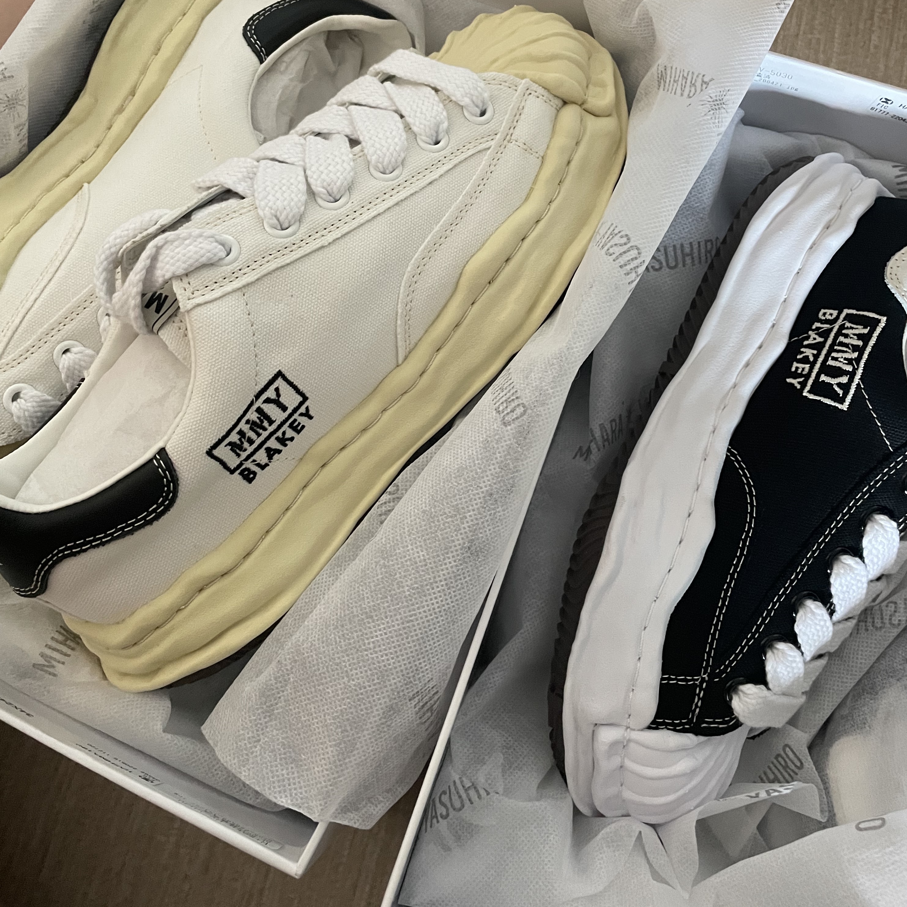 Maison Mihara Yasuhiro Blakey OG Sole Canvas Low-top Sneakers Black White, Maison Mihara Yasuhiro Blakey VL OG Sole Canvas Low-top Sneakers White 착용 스타일