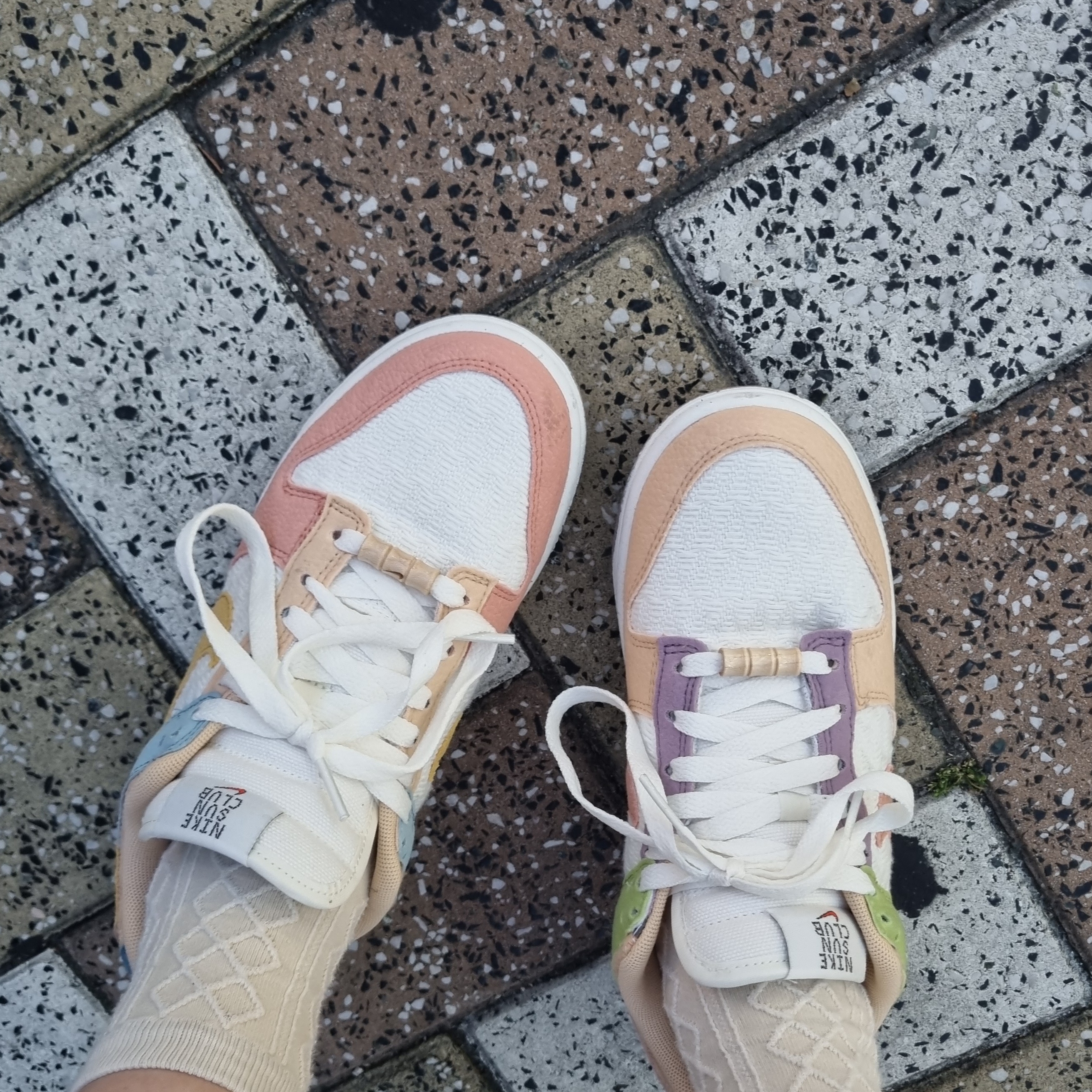 (W) Nike Dunk Low SE Sun Club Sanded Gold 착용 스타일 - 1