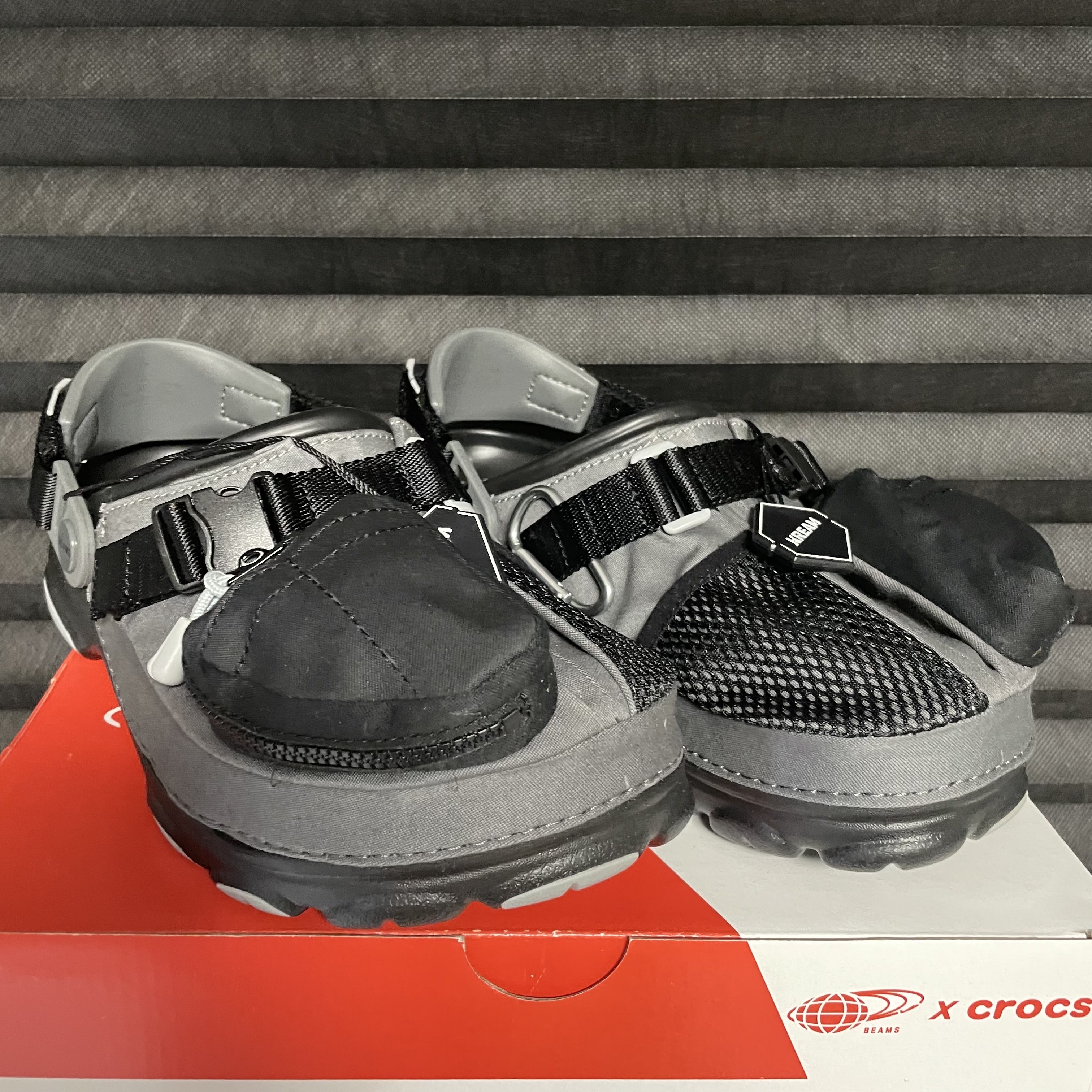 Crocs x Beams Classic All Terrain Mountain Parka Clog Grey 착용 스타일