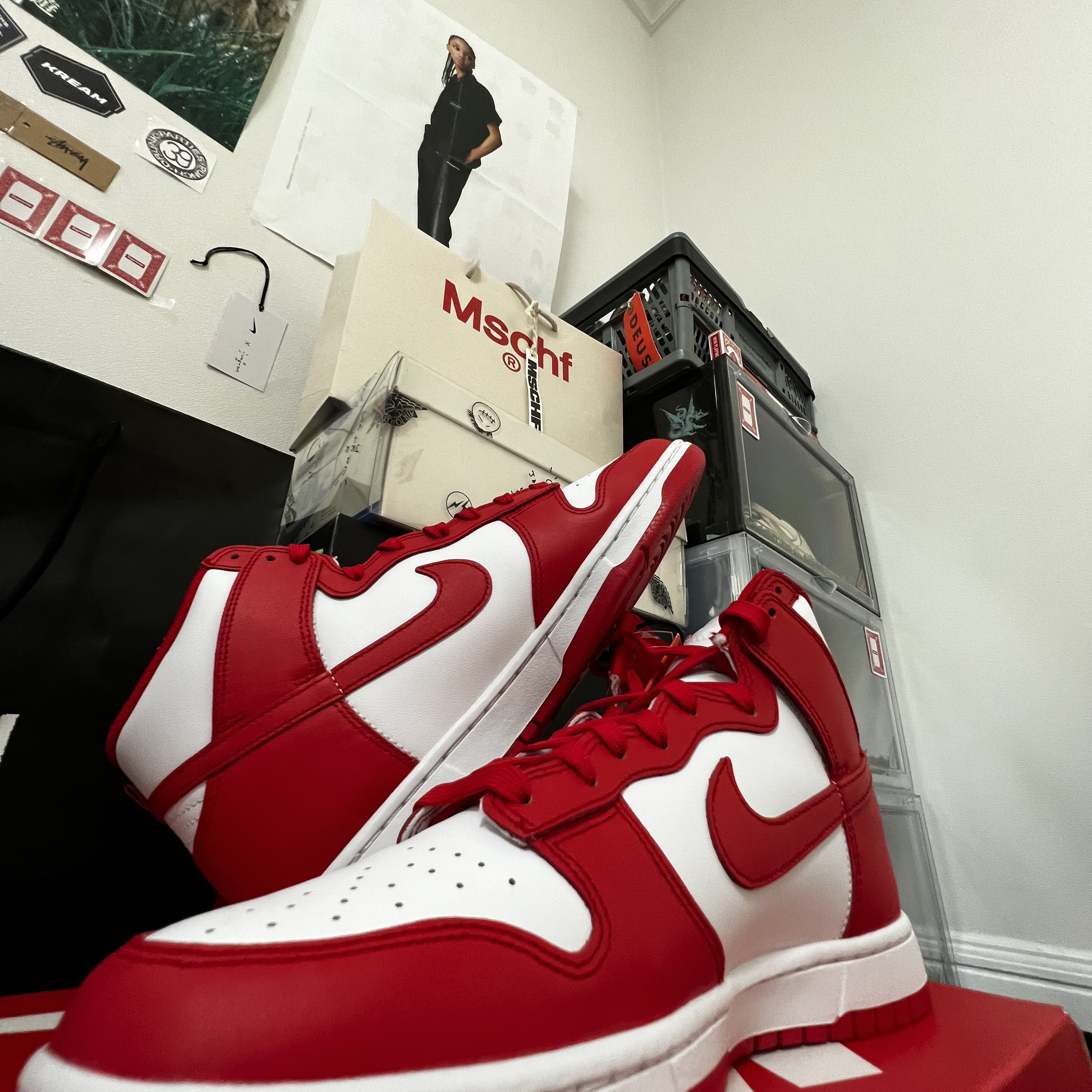 Jordan 1 x Travis Scott x Fragment Retro Low OG SP Military Blue, Nike x Supreme Air Force 1 Low White 착용 스타일 - 1