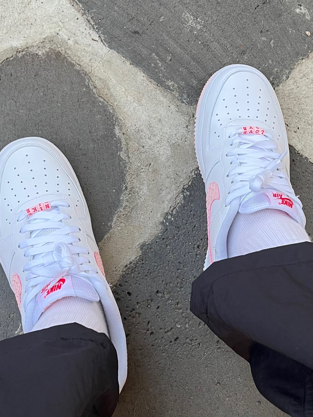 Nike Air Force 1 '07 Valentine's Day 2022, Stussy Fuzzy Dice T-Shirt White 착용 스타일 - 2