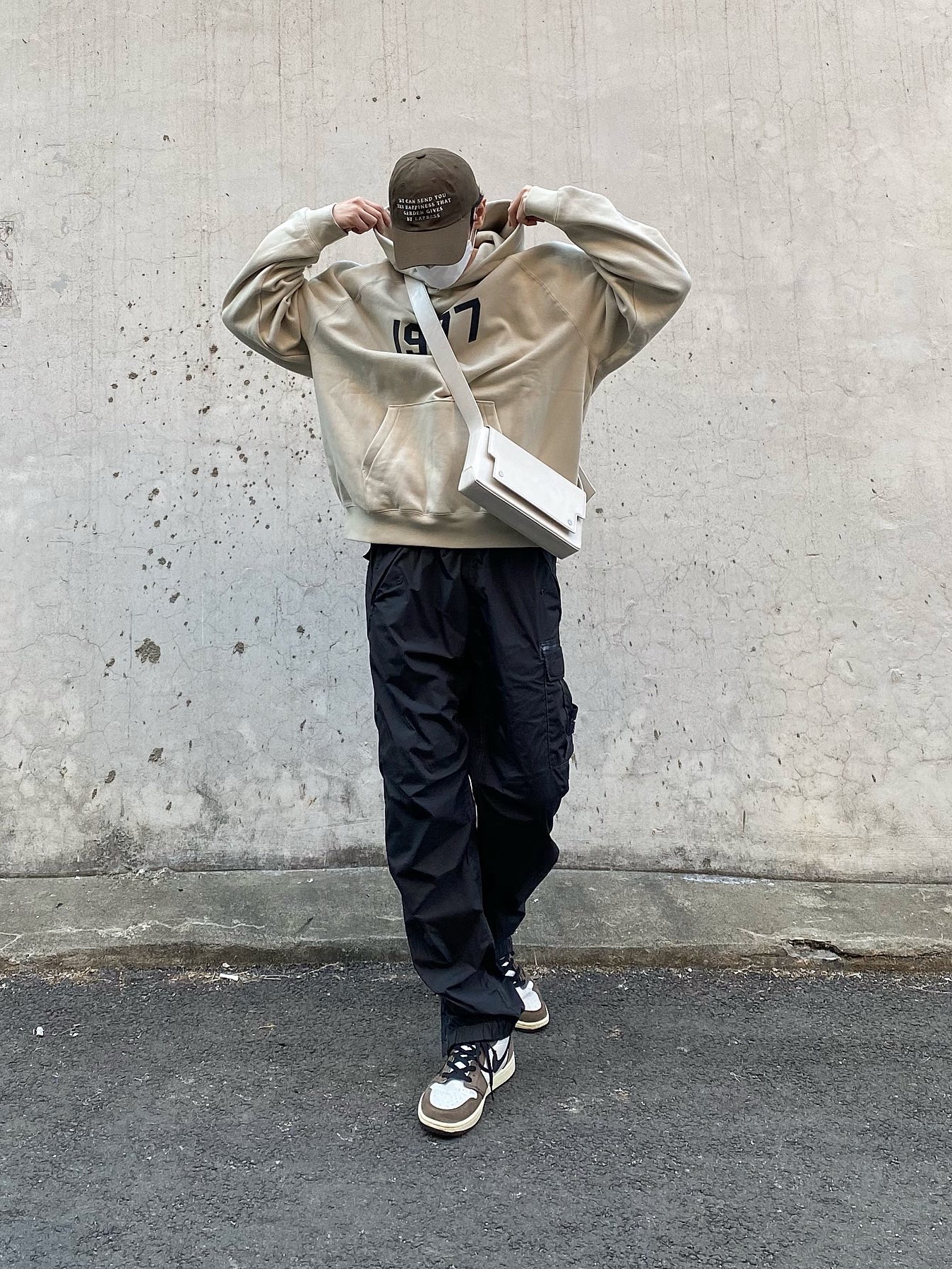 Essentials 1977 Hoodie Wheat - 22SS, Supreme x Stone Island Painted Camo Nylon Cargo Pants Black - 20FW 착용 스타일 - 1