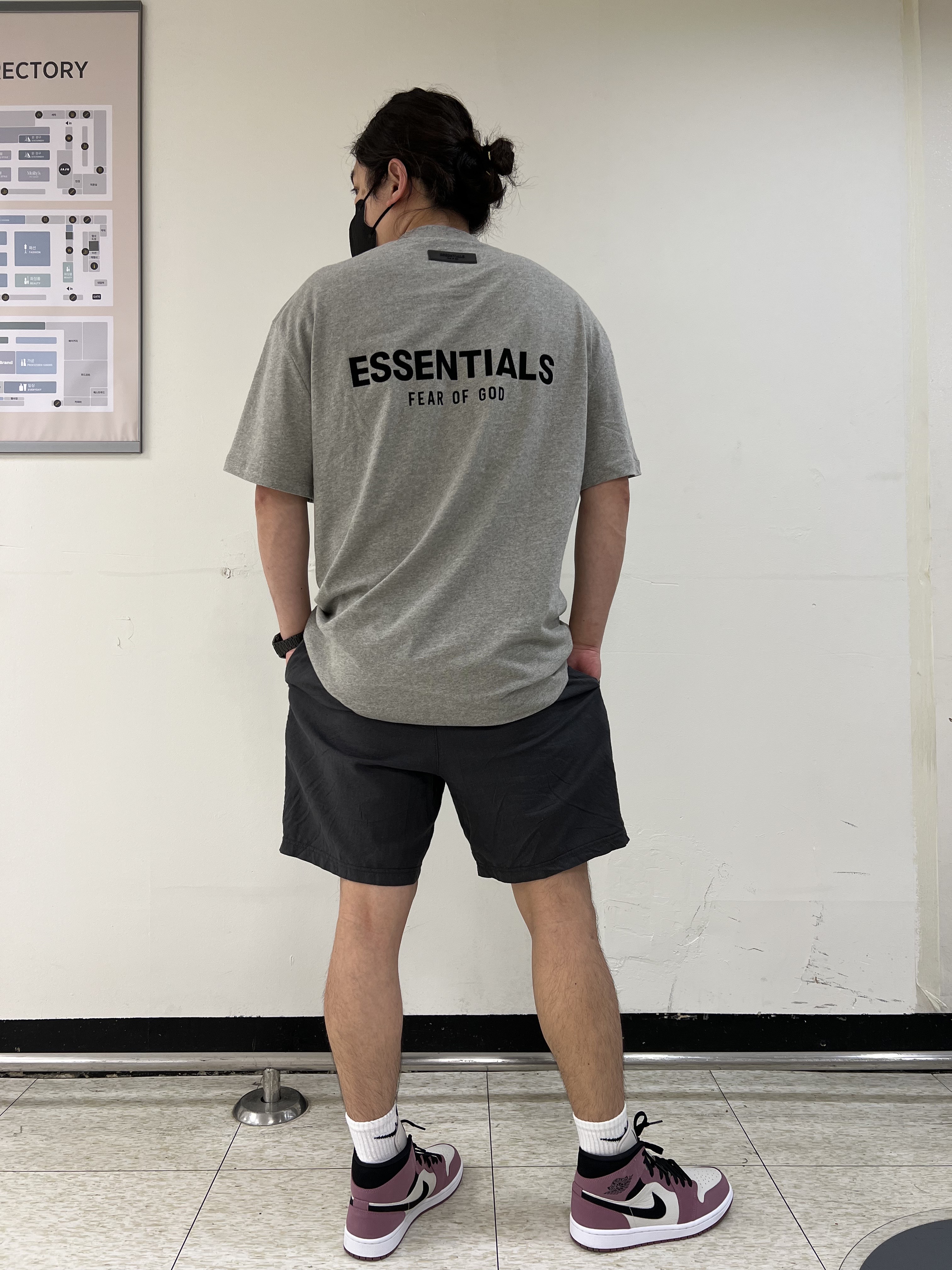 (W) Jordan 1 Mid SE Light Mulberry, Essentials The Core Collection T-Shirt Dark Oatmeal 착용 스타일 - 2