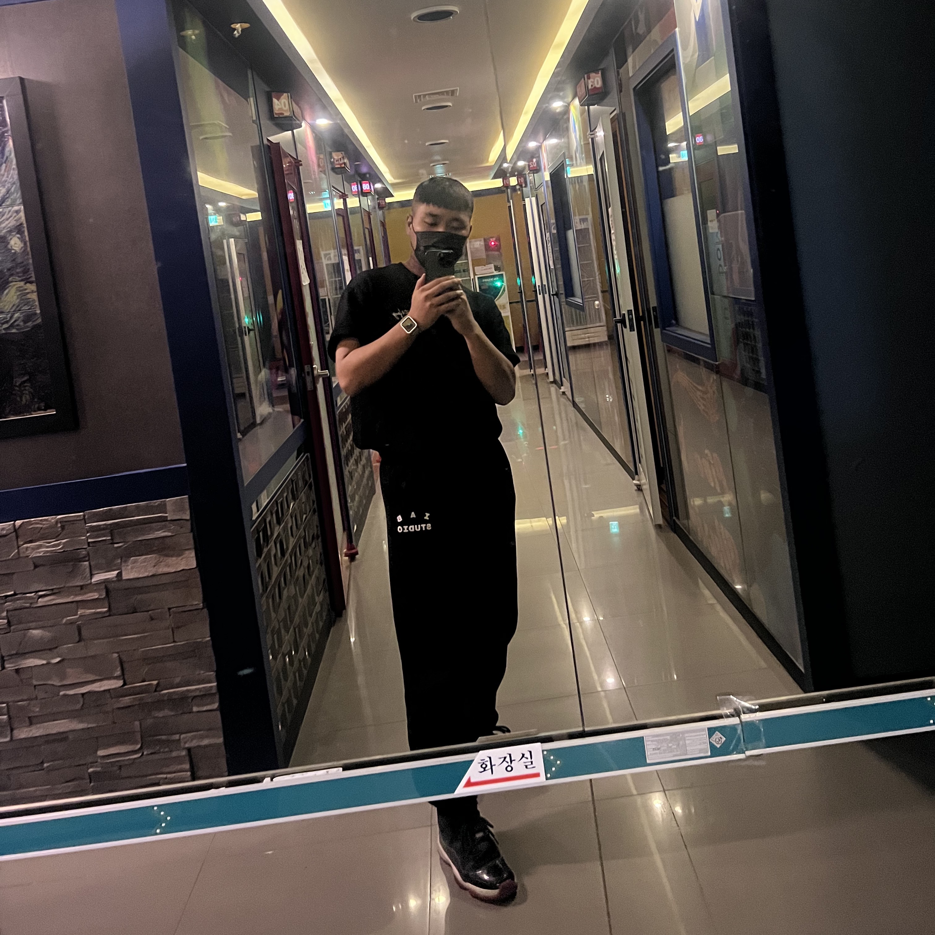 Jordan 11 Retro Bred 2019, IAB Studio Sweatpants Black White - 22SS 착용 스타일