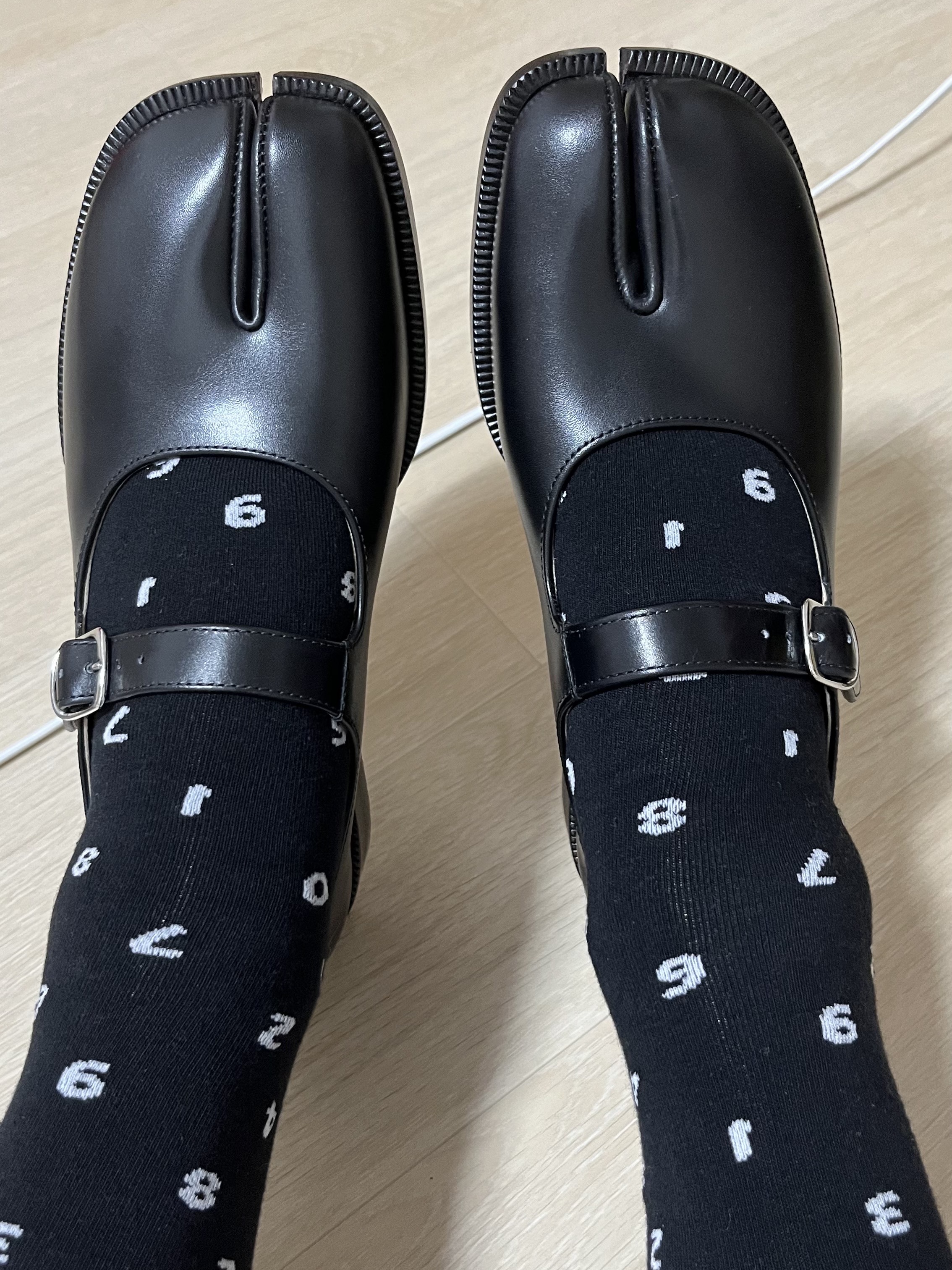 (W) Maison Margiela Box Calf Tabi Court Shoe Black 착용 스타일