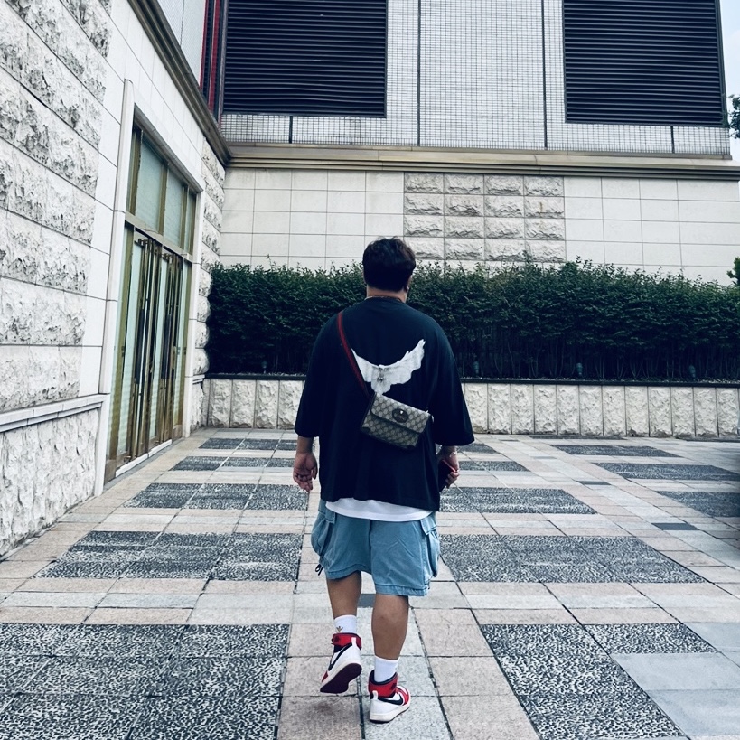 Yeezy Gap Engineered By Balenciaga Dove 3/4 Sleeve T-Shirt Washed Black, Jordan 1 KO Chicago 2021 착용 스타일