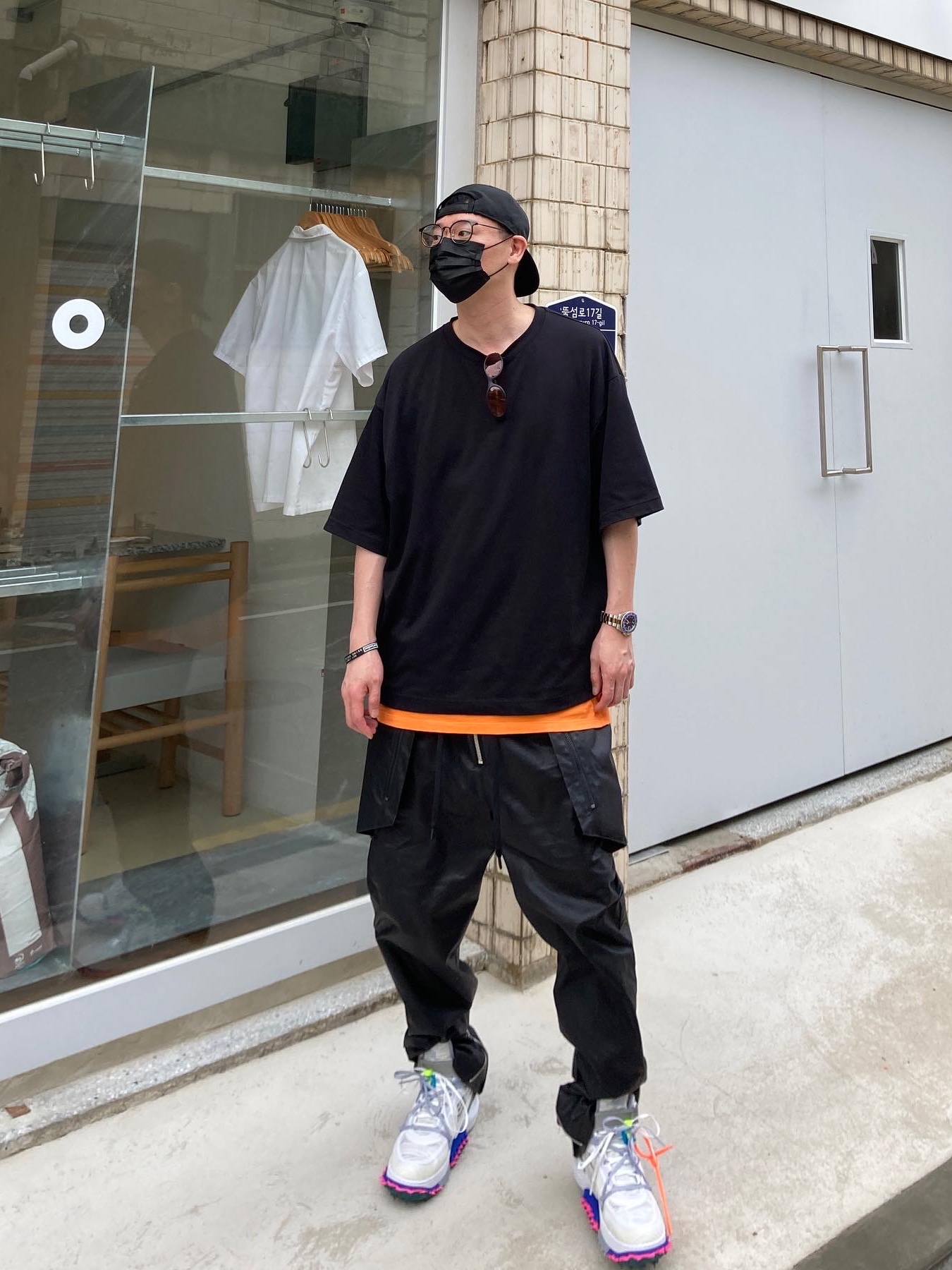 Nike x Off-White Air Force 1 Mid SP White, Essentials x New Era Retro Crown Strapback Black 착용 스타일 - 4