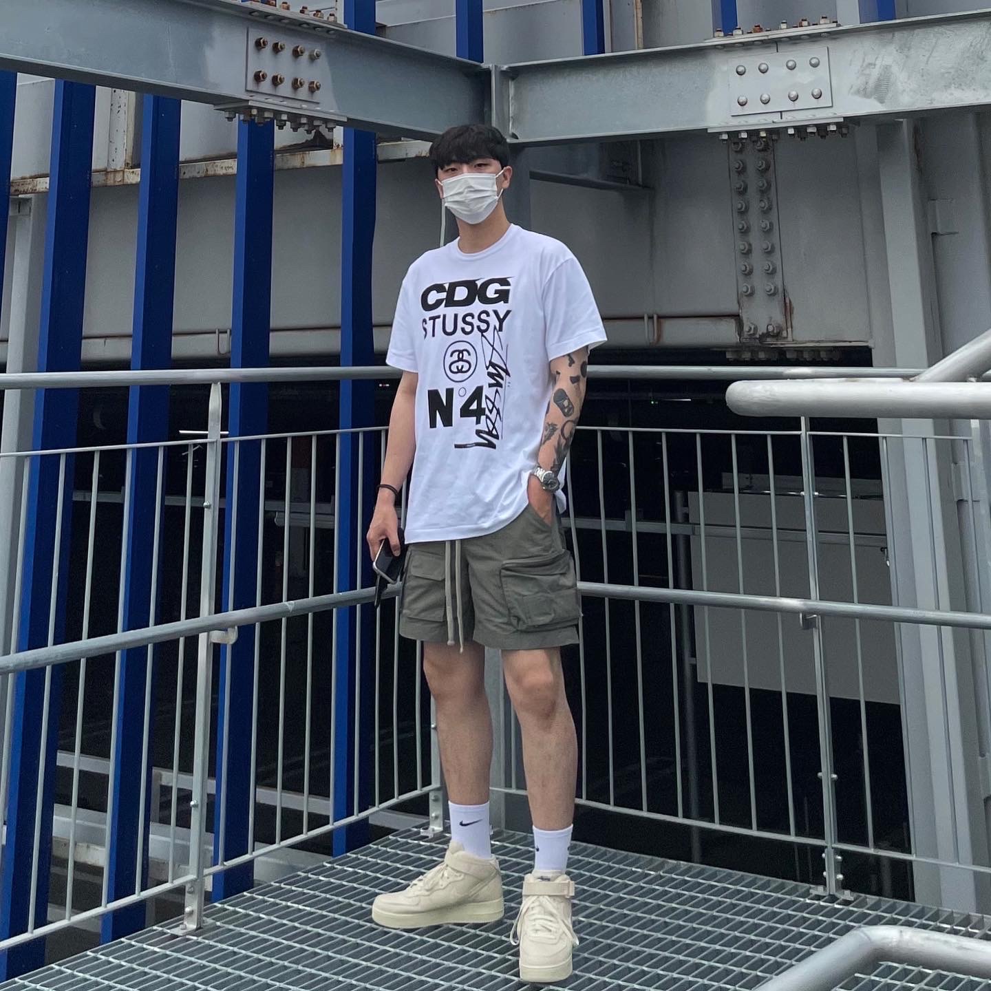 Nike x Stussy Air Force 1 '07 Mid SP Fossil, CDG x Stussy T-Shirt White 착용 스타일 - 1
