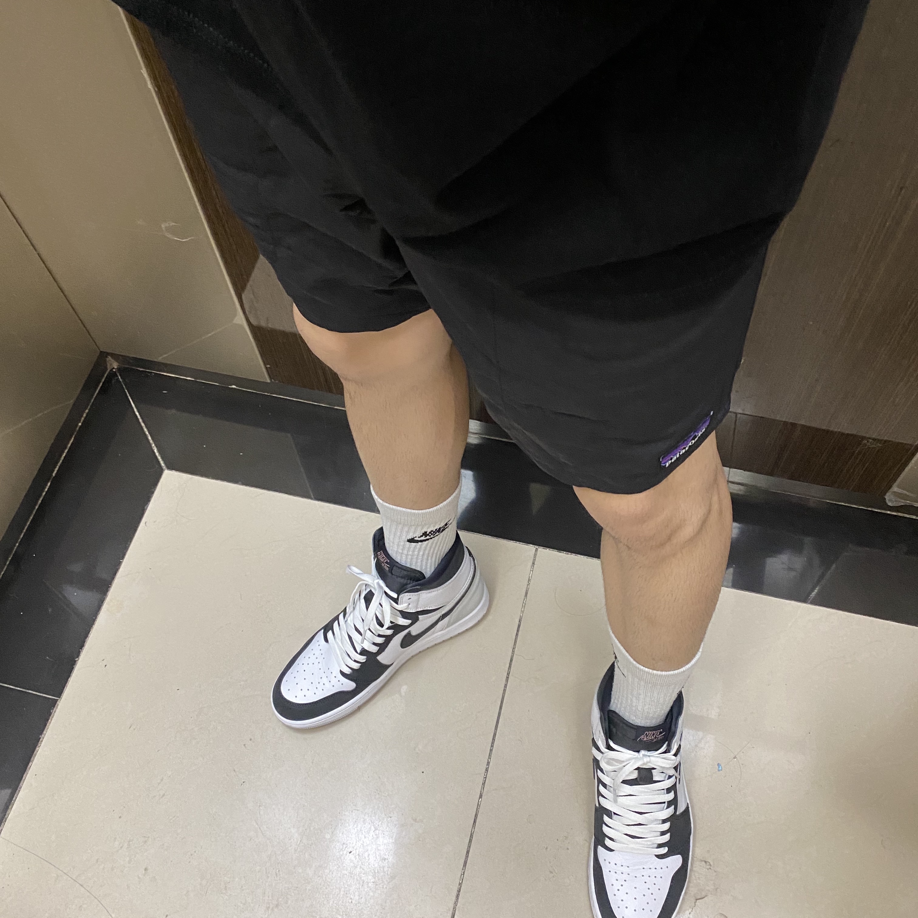 Patagonia Baggies Longs 7 Inch Black, Jordan 1 Retro High OG Bleached Coral 착용 스타일
