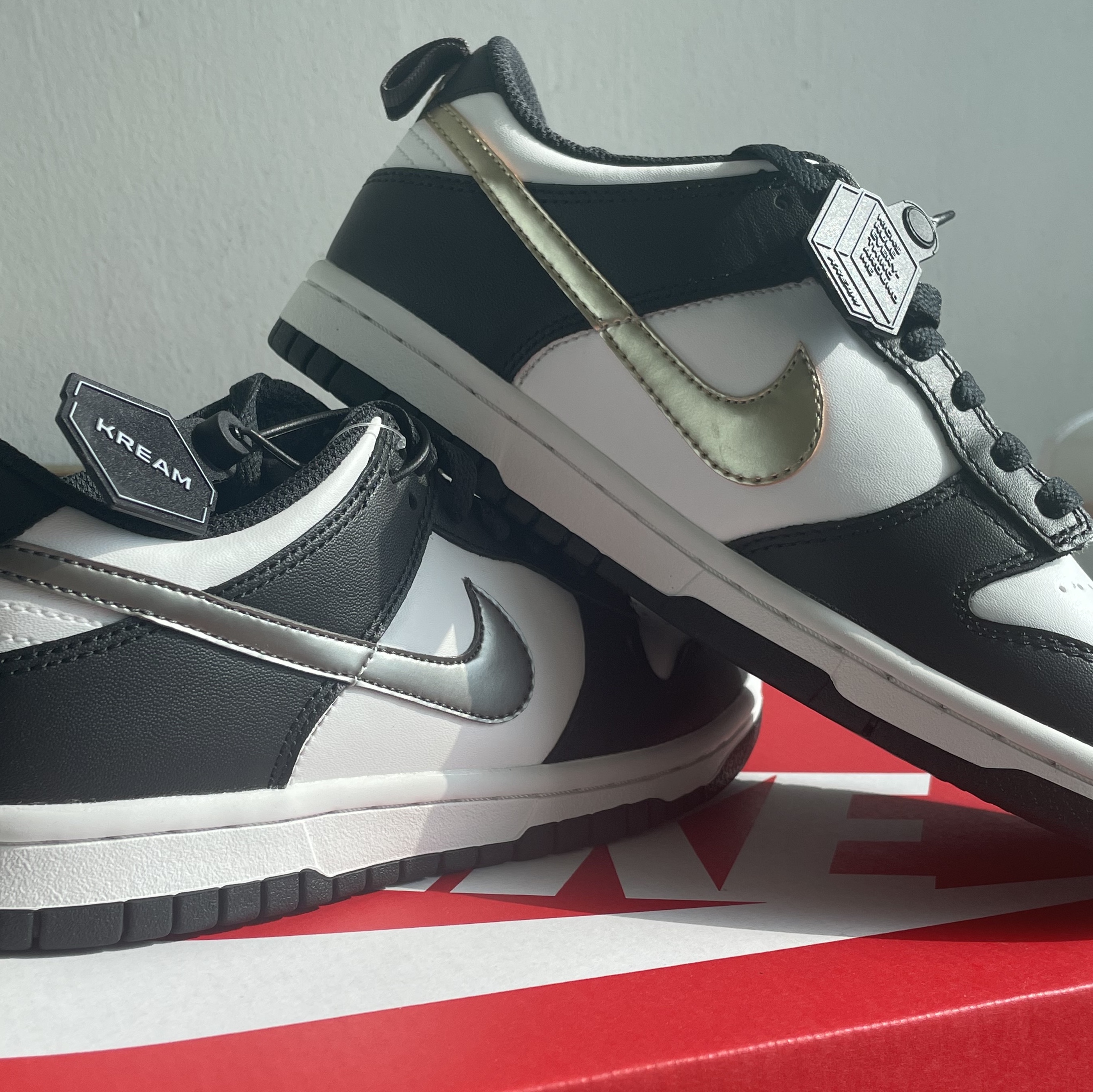 (GS) Nike Dunk Low SE Off Noir Summit White Metallic Pewter 착용 스타일