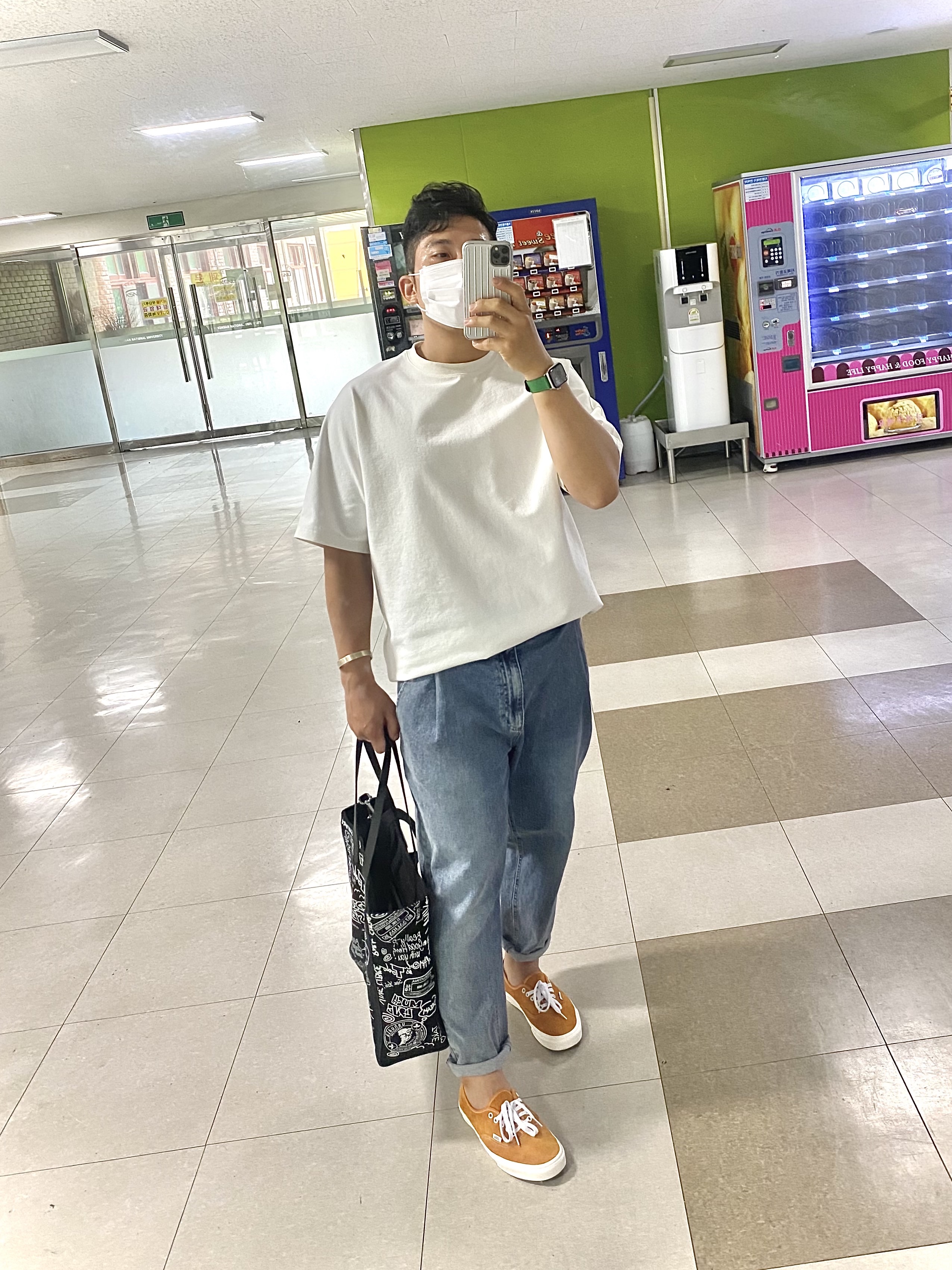 Apple Watch Hermes Series 7 45mm Silver Stainless Steel Case with Single Tour Gold (Korean Ver.), Vans Authentic Pig Suede Desert Sun 착용 스타일