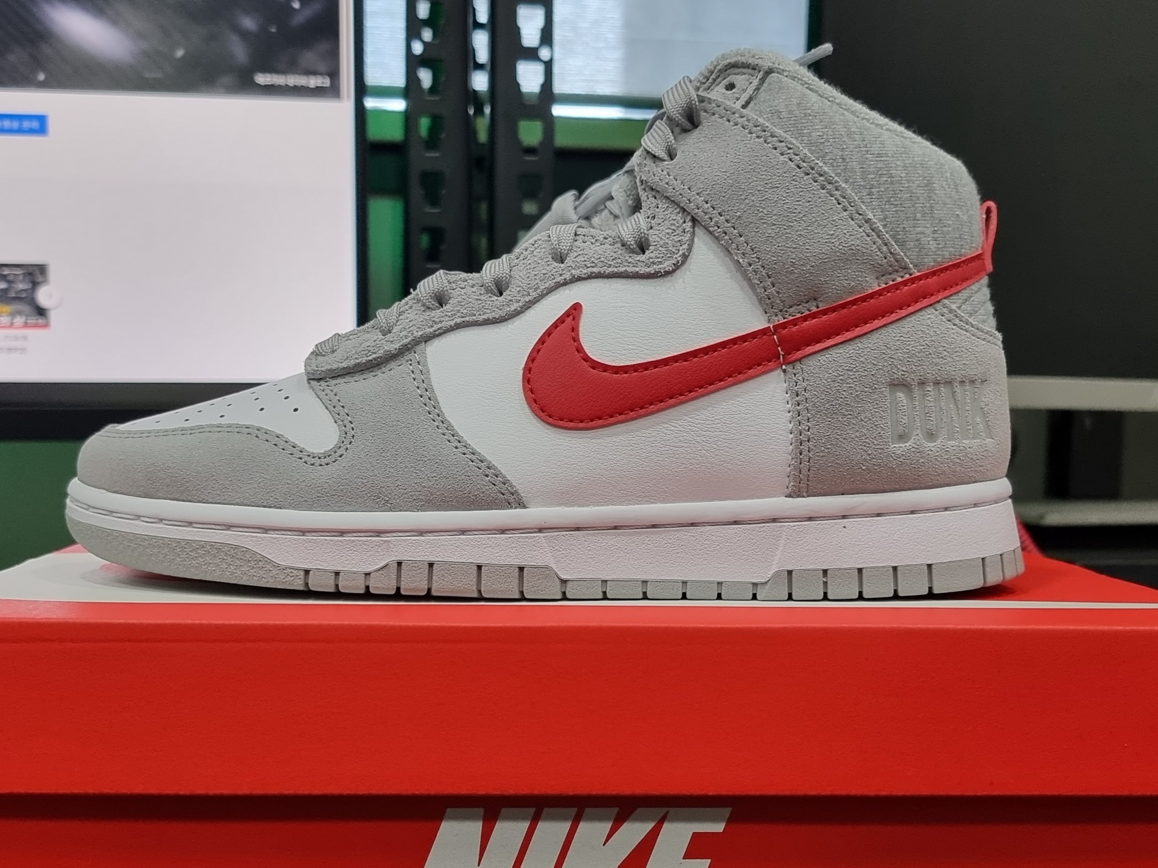 Nike Dunk High Retro SE Athletic Club Light Smoke Grey Gym Red 착용 스타일 - 1