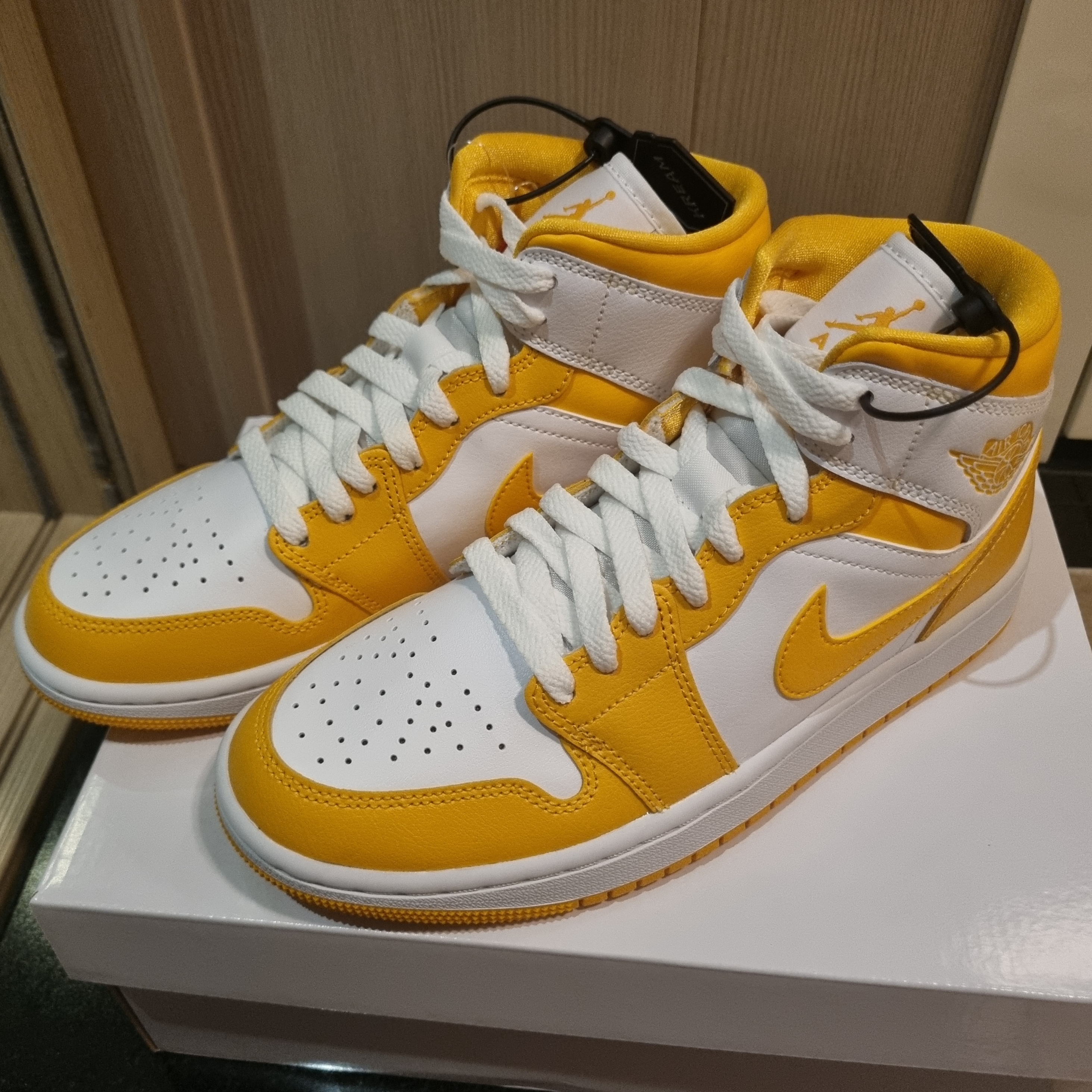 (W) Jordan 1 Mid University Gold 착용 스타일 - 2