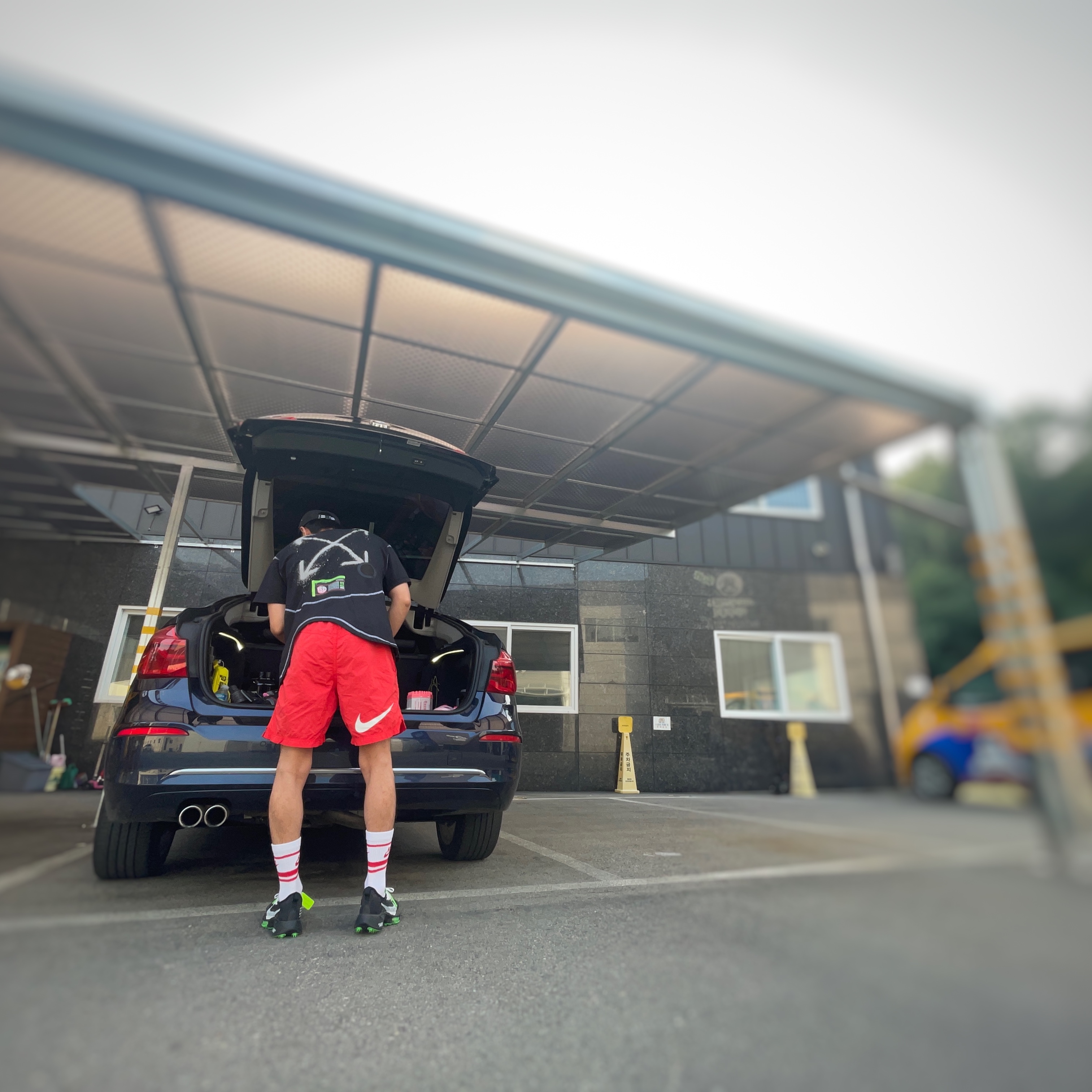 Nike x Off-White NRG RU Short Sleeve T-Shirt, Nike x Stussy Water Shorts Habanero Red 착용 스타일 - 1