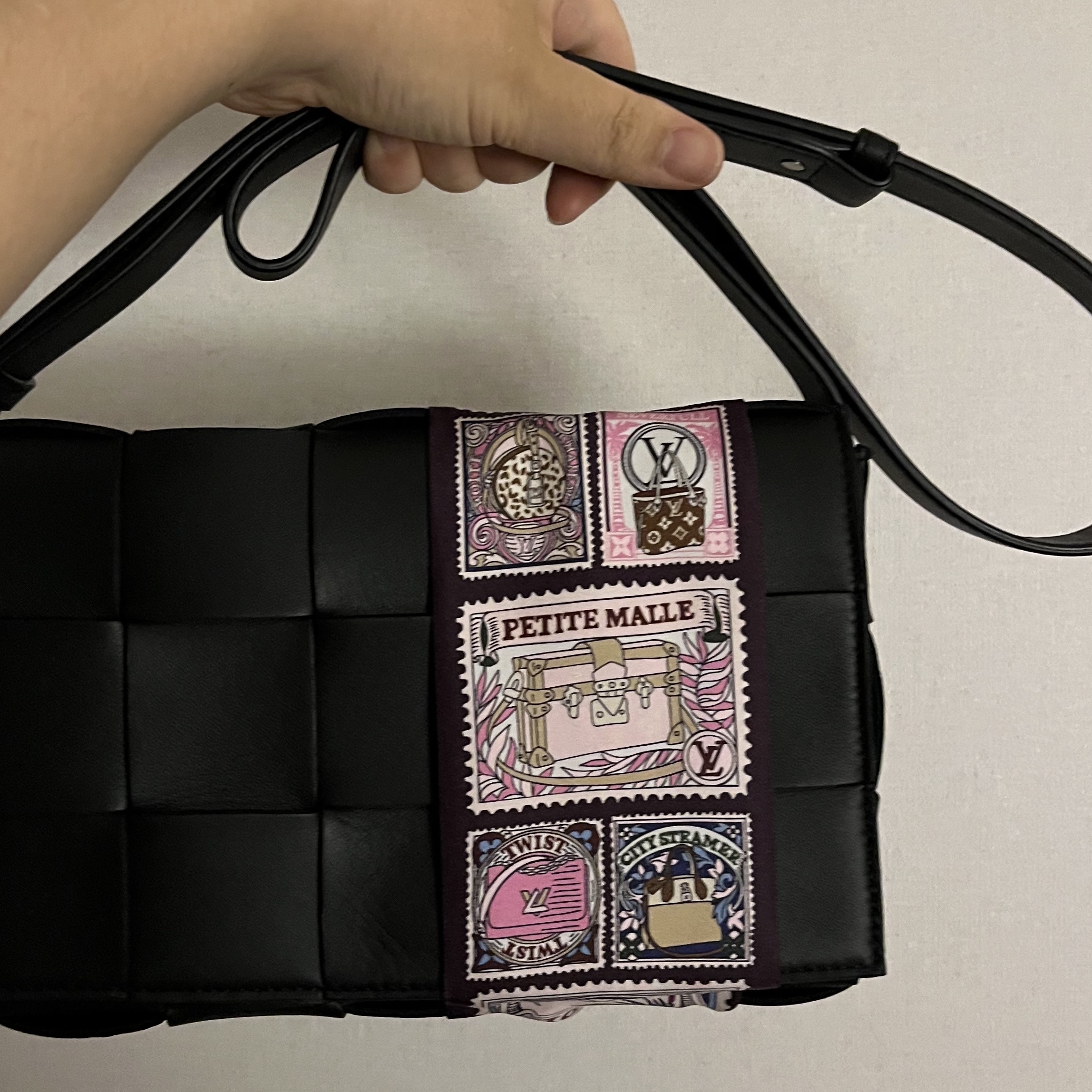 Bottega Veneta Lambskin Leather Cassette Black 착용 스타일