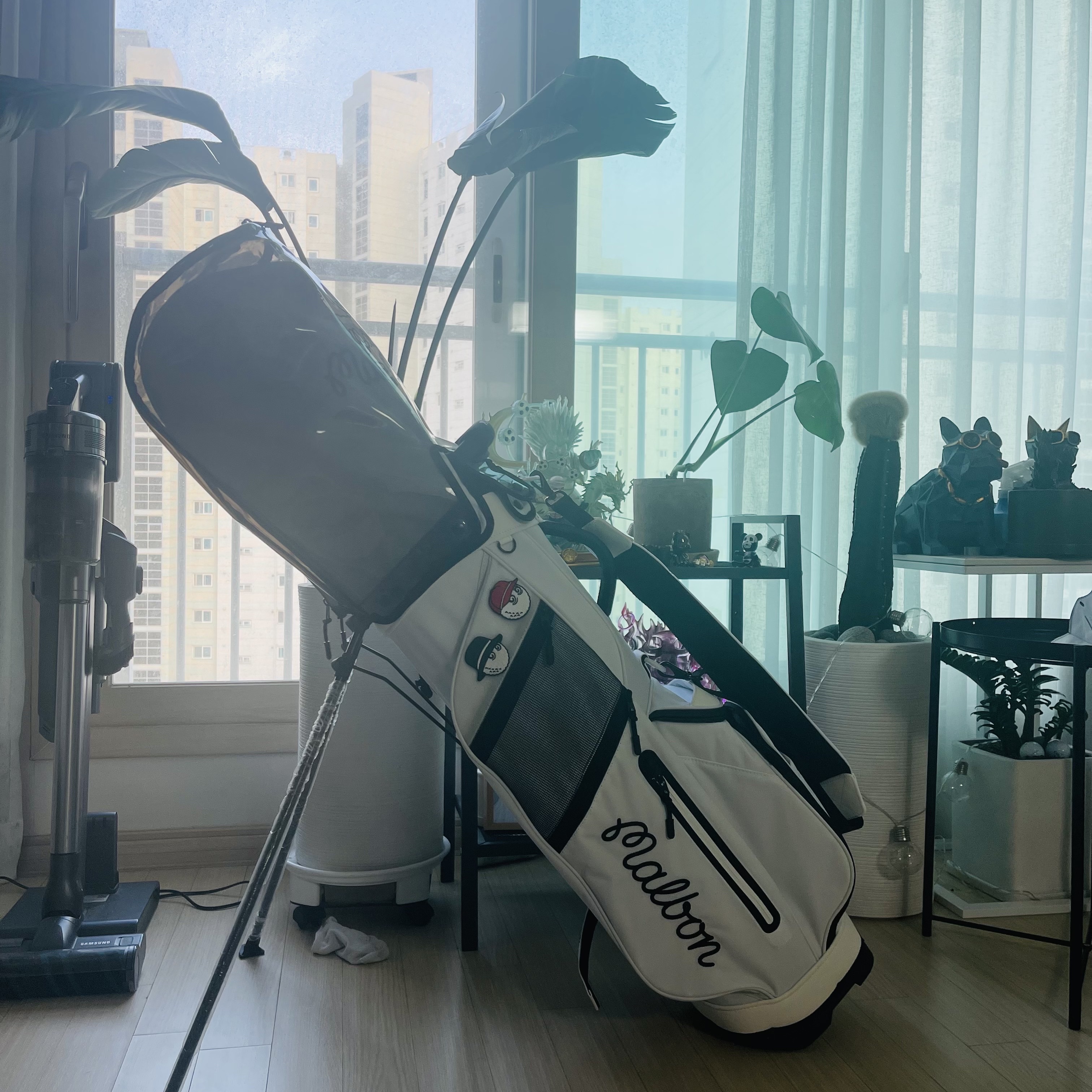 Malbon Golf Bucket Stand Bag White 착용 스타일