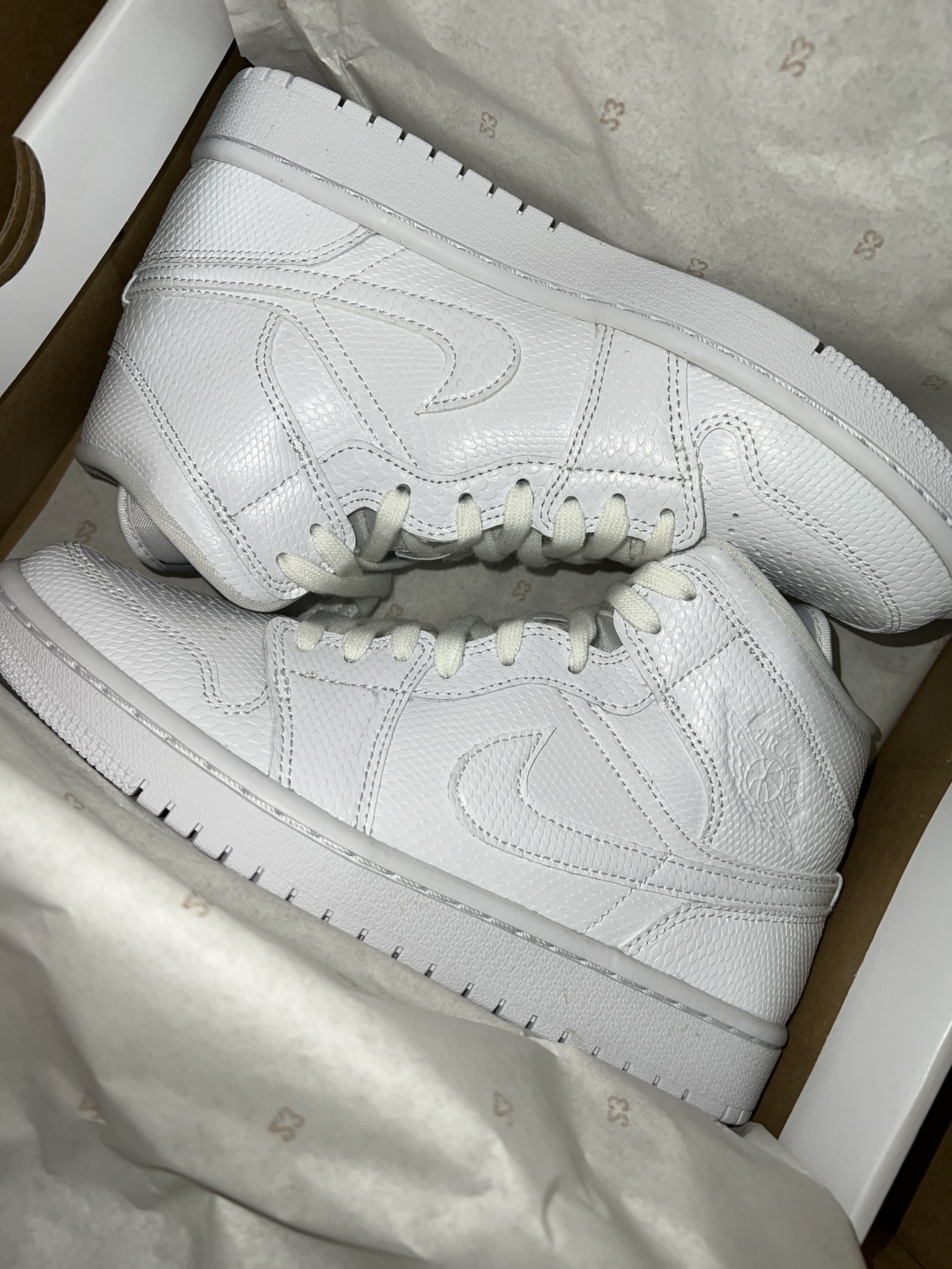 (W) Jordan 1 Mid White Snakeskin 착용 스타일