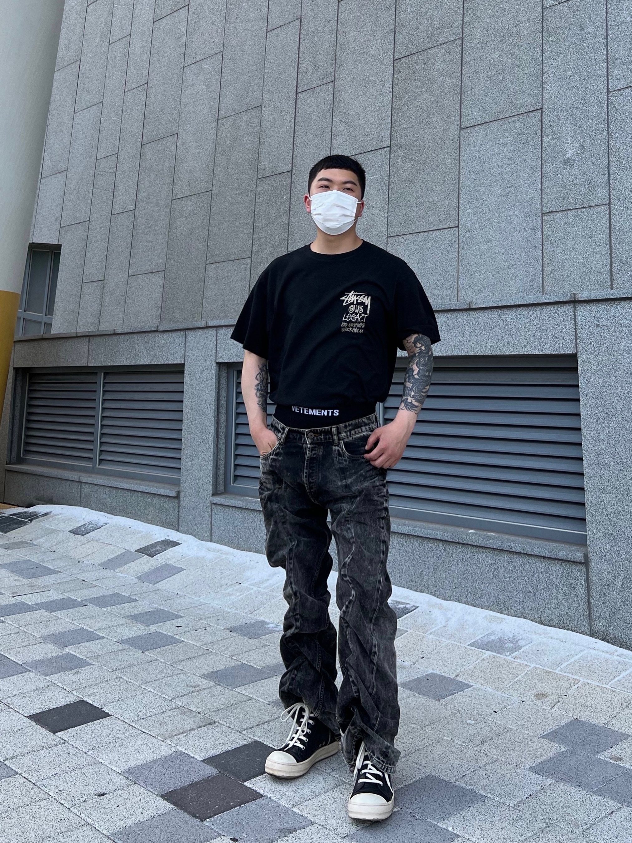 Stussy x Our Legacy Surfman Pig. Dyed T-Shirt Black - 21FW, Y/Project Classic Wire Jeans Black - 22FW 착용 스타일